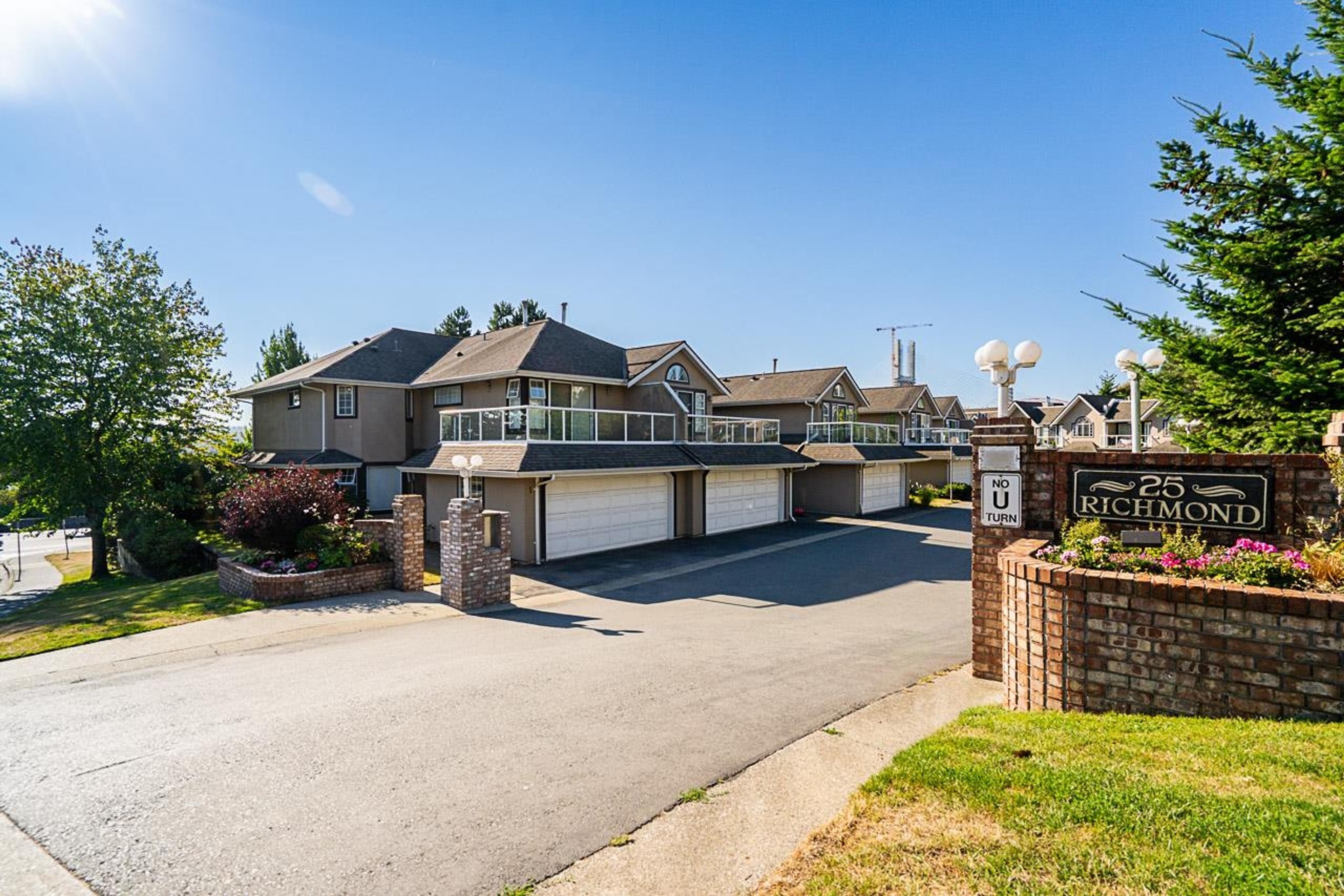 25 Richmond Street, New Westminster - Exteriors - Full Complex View - Photo 2