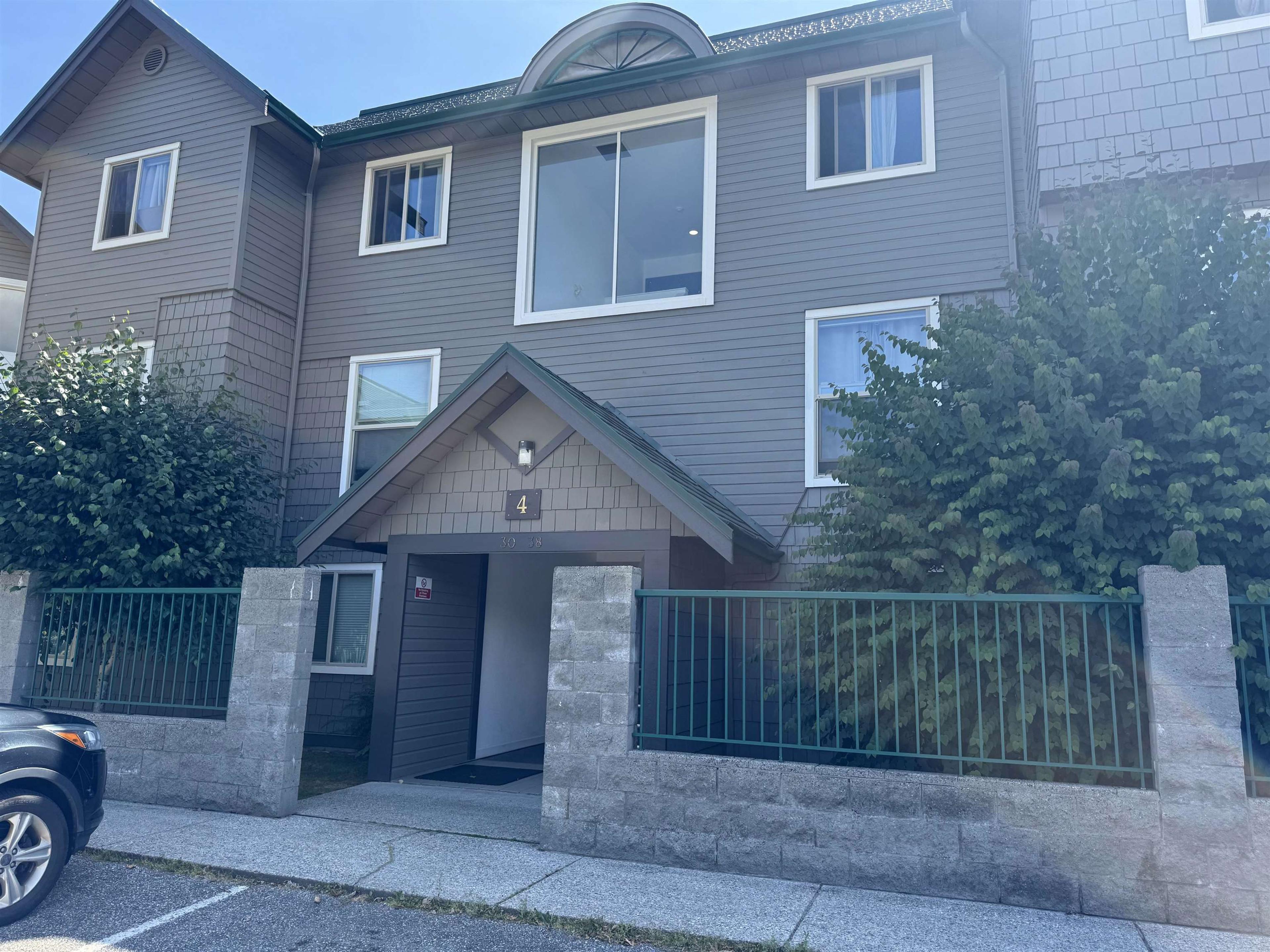 622 Farnham Road, Gibsons - Exteriors - Photo 1