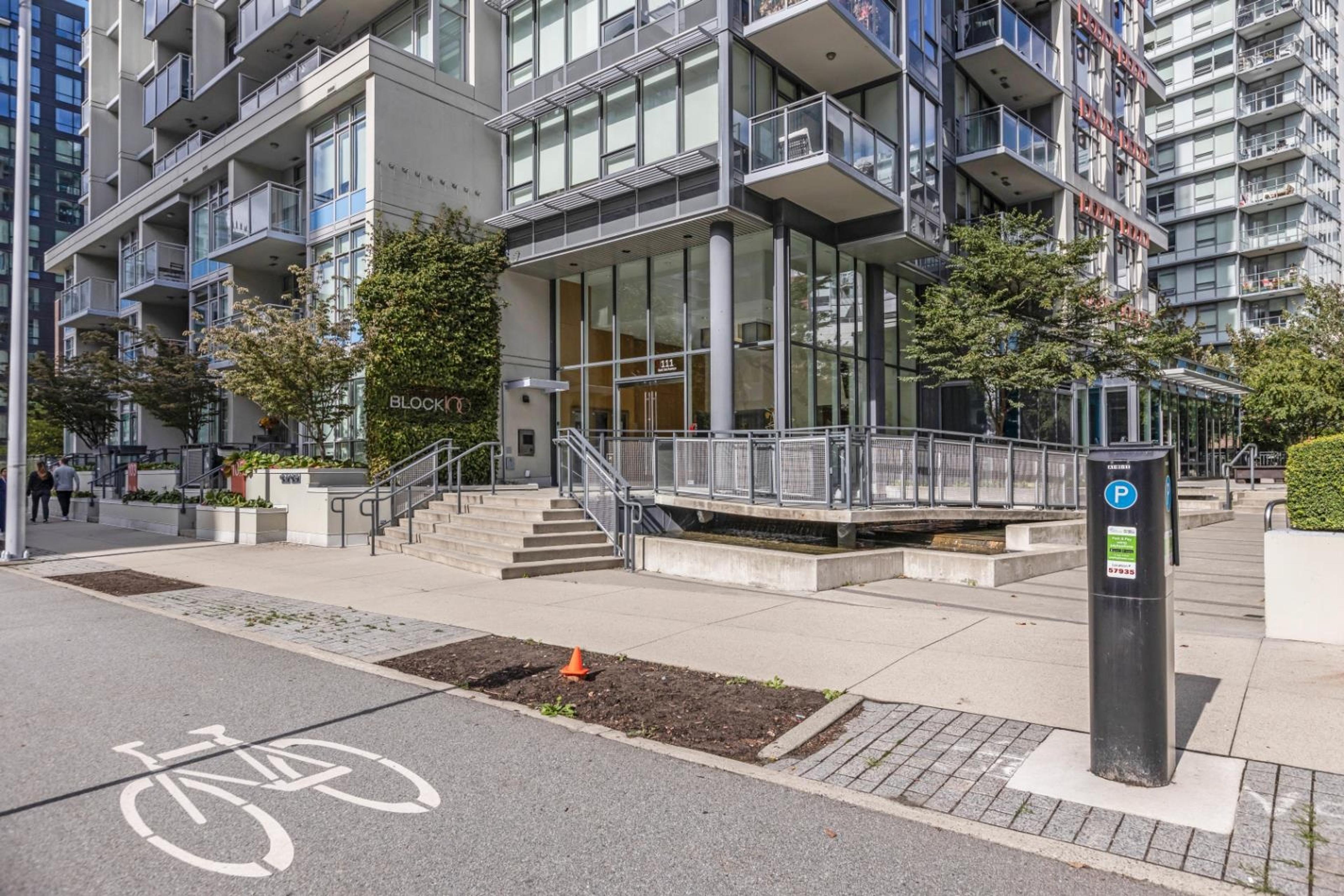 111 E 1st Avenue, Vancouver - Exteriors - Photo 1