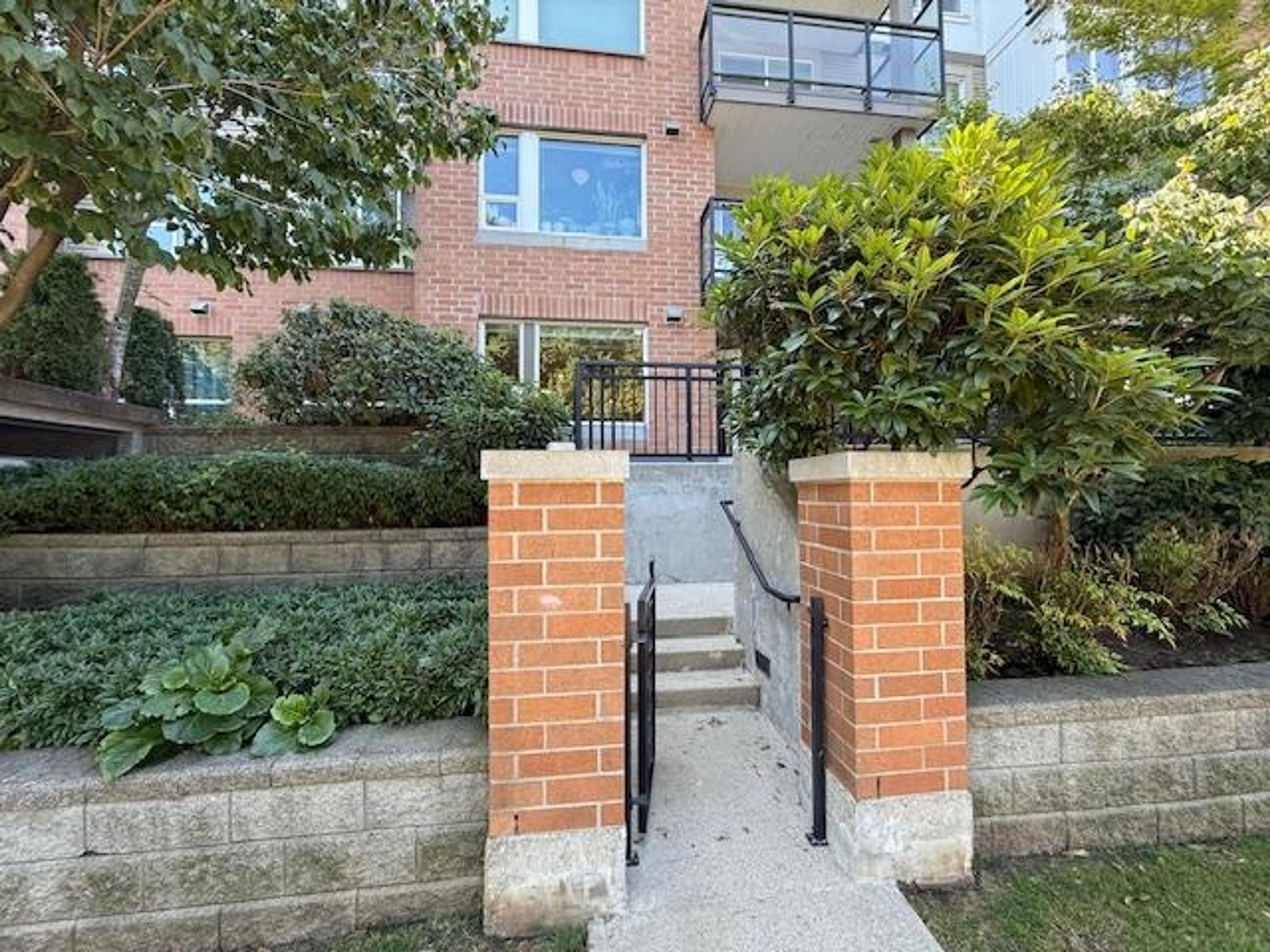 9399 Tomicki Avenue, Richmond - Exteriors - Photo 2