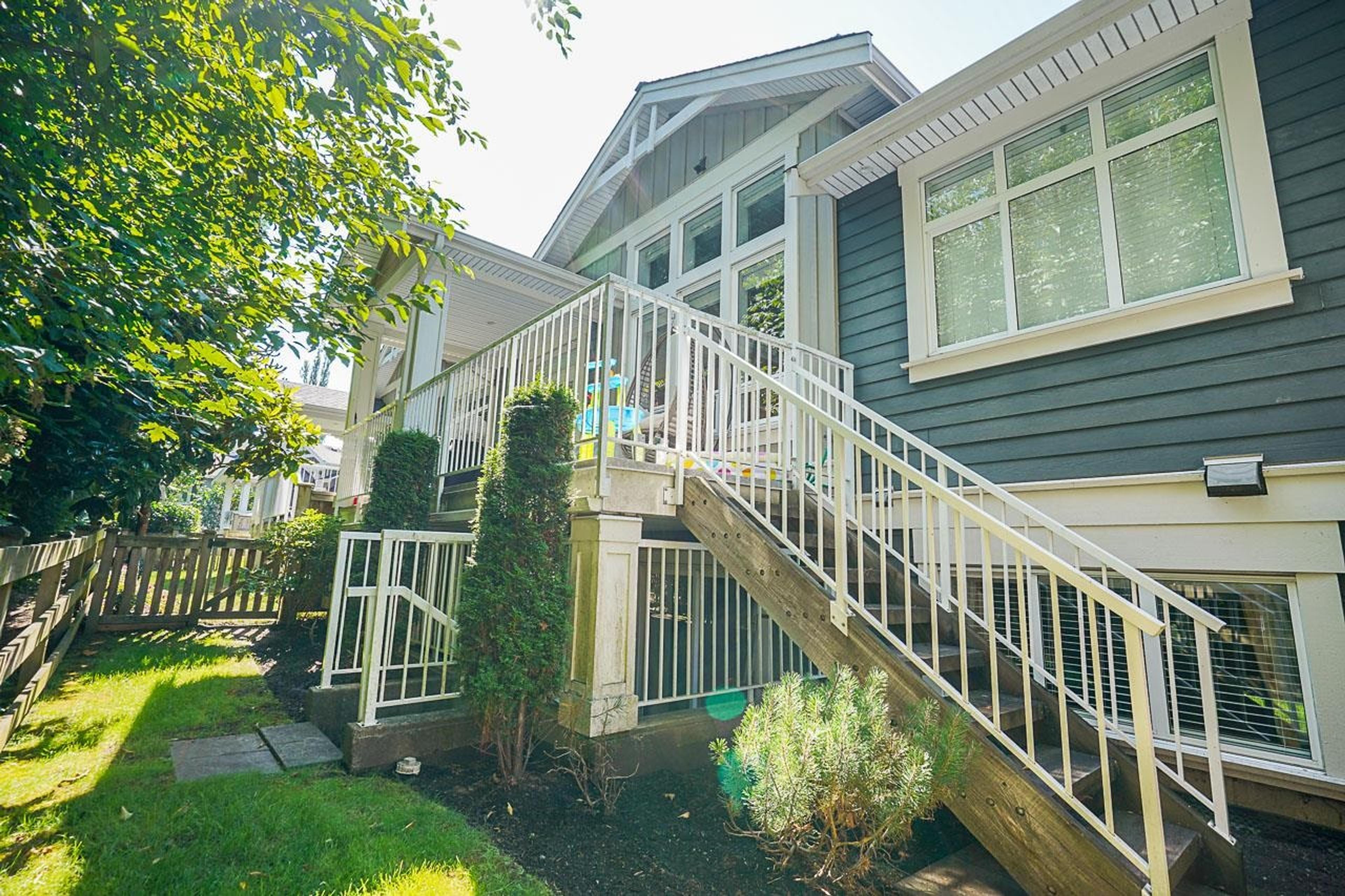 15989 Mountain View Drive, Surrey - Exteriors - Photo 4