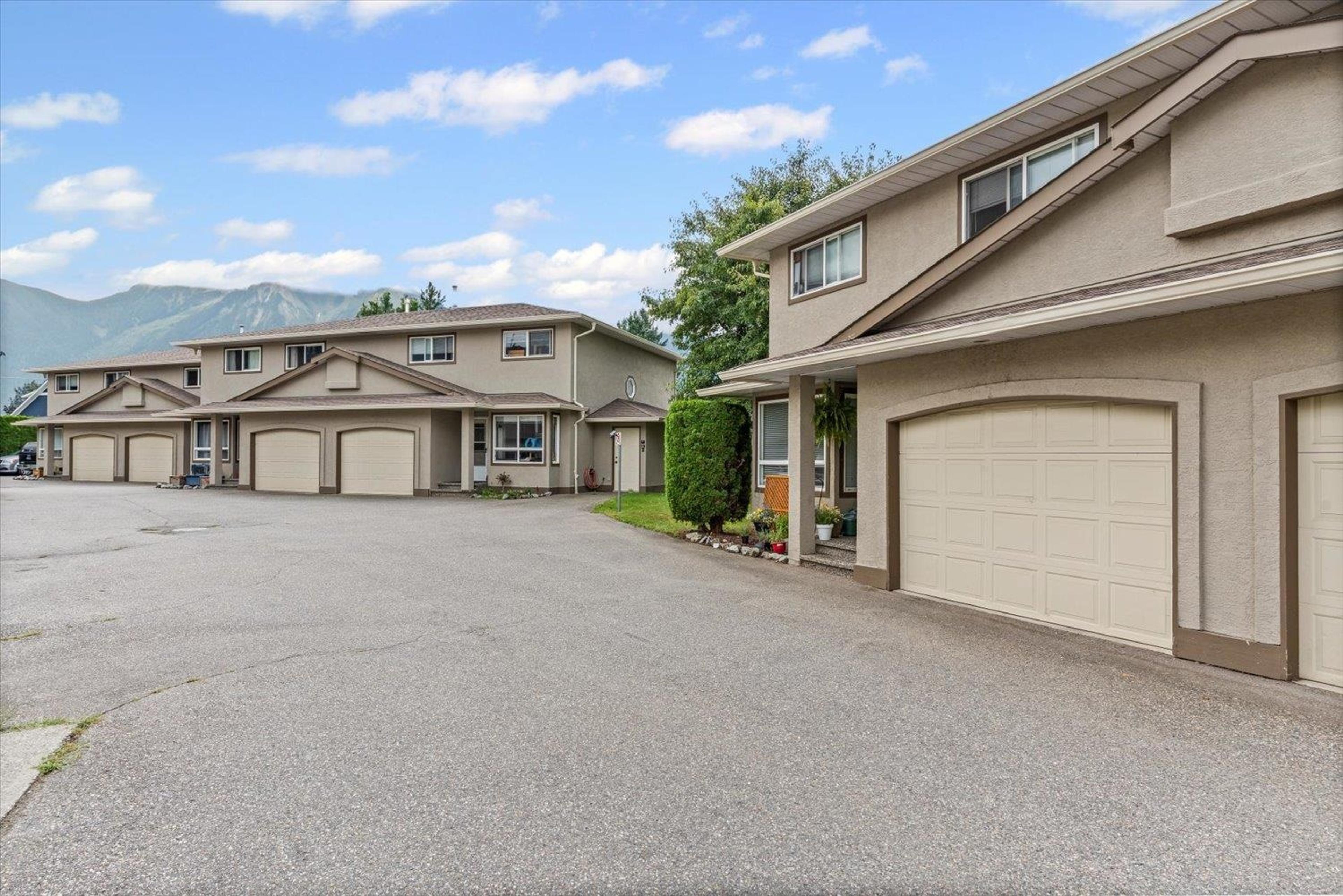 1656 Agassiz-Rosedale No 9 Highway, Agassiz - Exteriors - Full Complex View - Photo 5