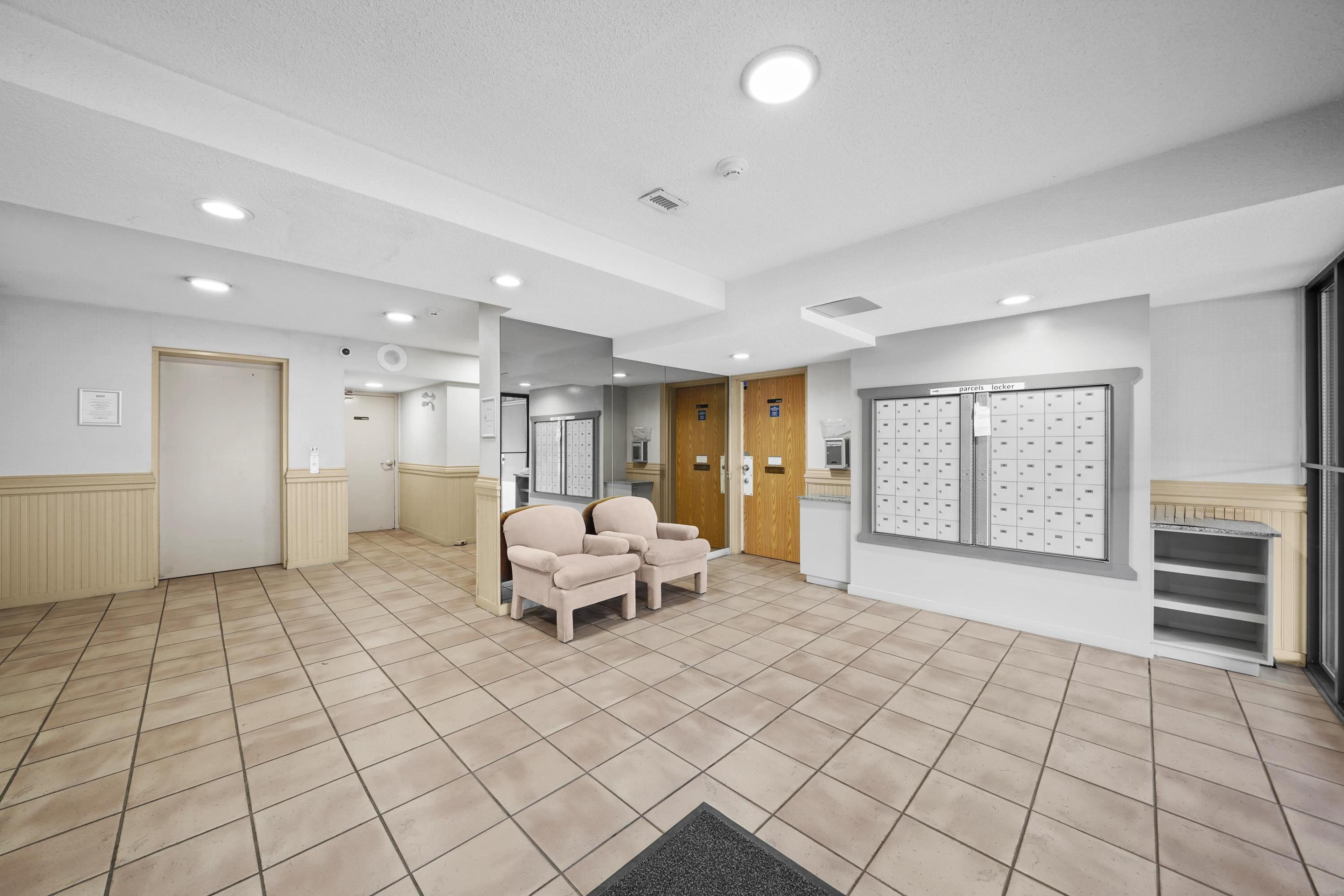 7751 Minoru Boulevard, Richmond - Common Areas - Lobbies / Hallways / Foyers - Photo 1
