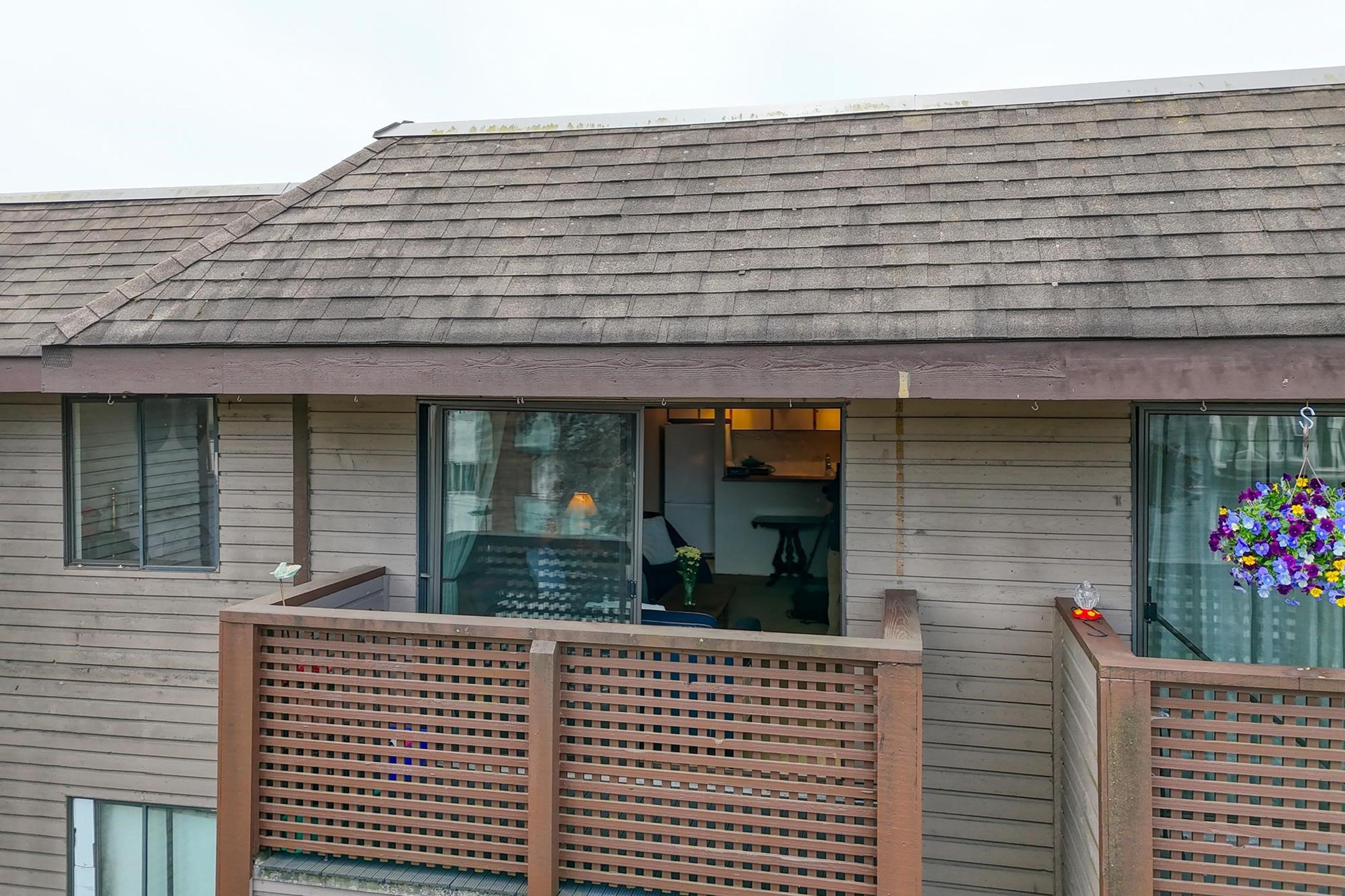 2215 Dundas Street, Vancouver - Exteriors - Photo 2