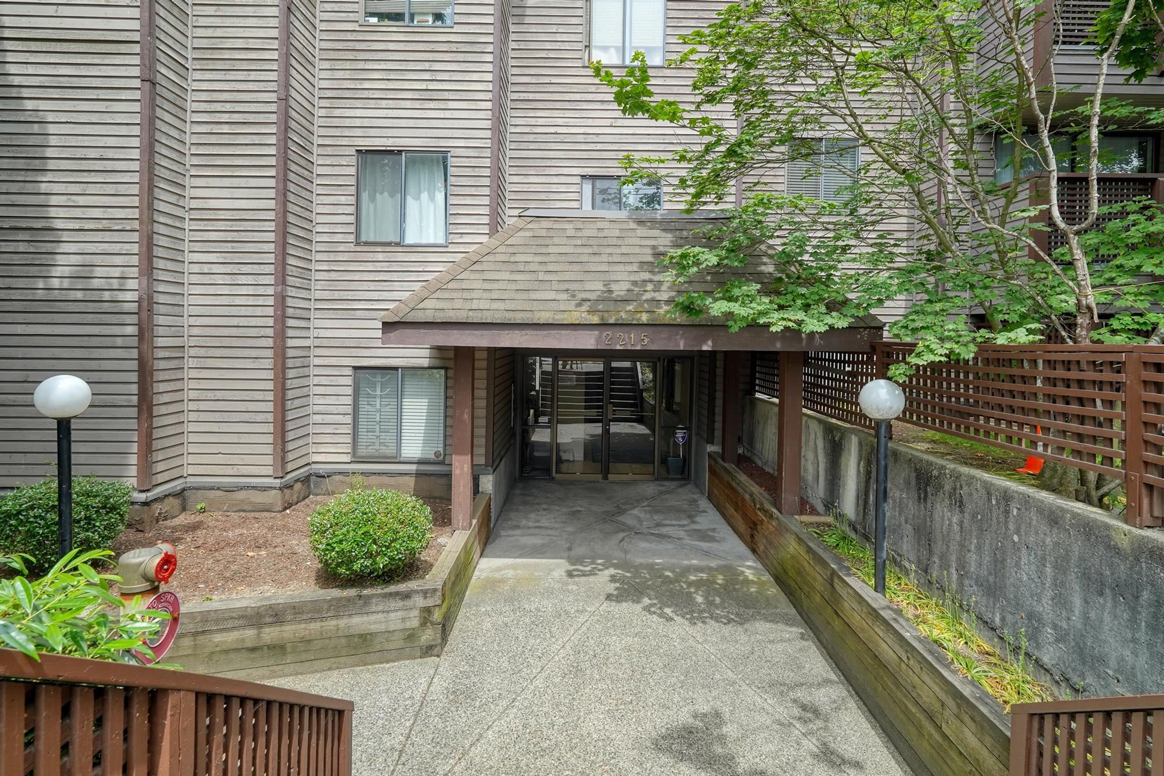 2215 Dundas Street, Vancouver - Exteriors - Photo 3