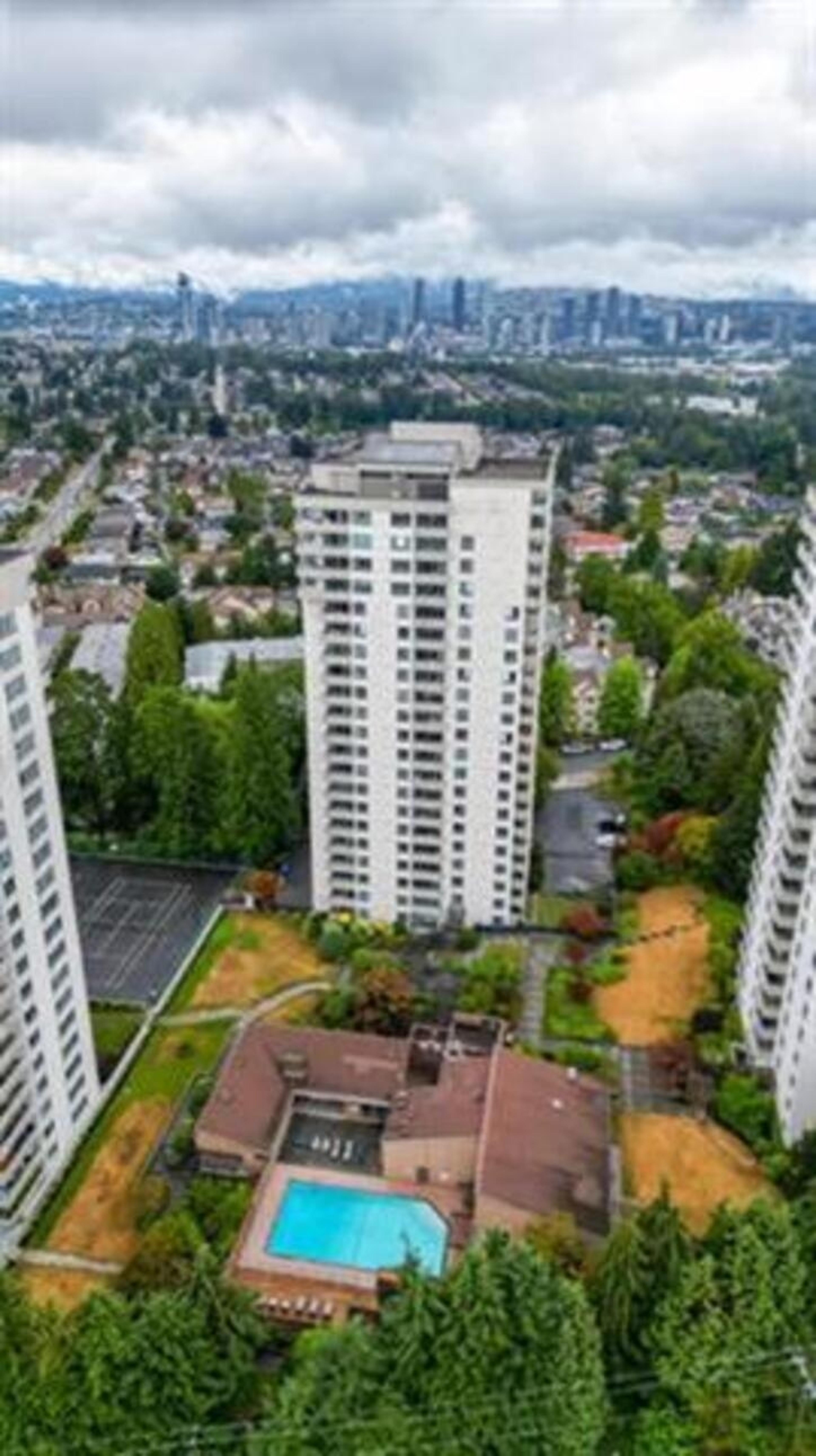 5645 Barker Avenue, Burnaby - Outdoor Amenities - Playing Field / Sports Court - Photo 4