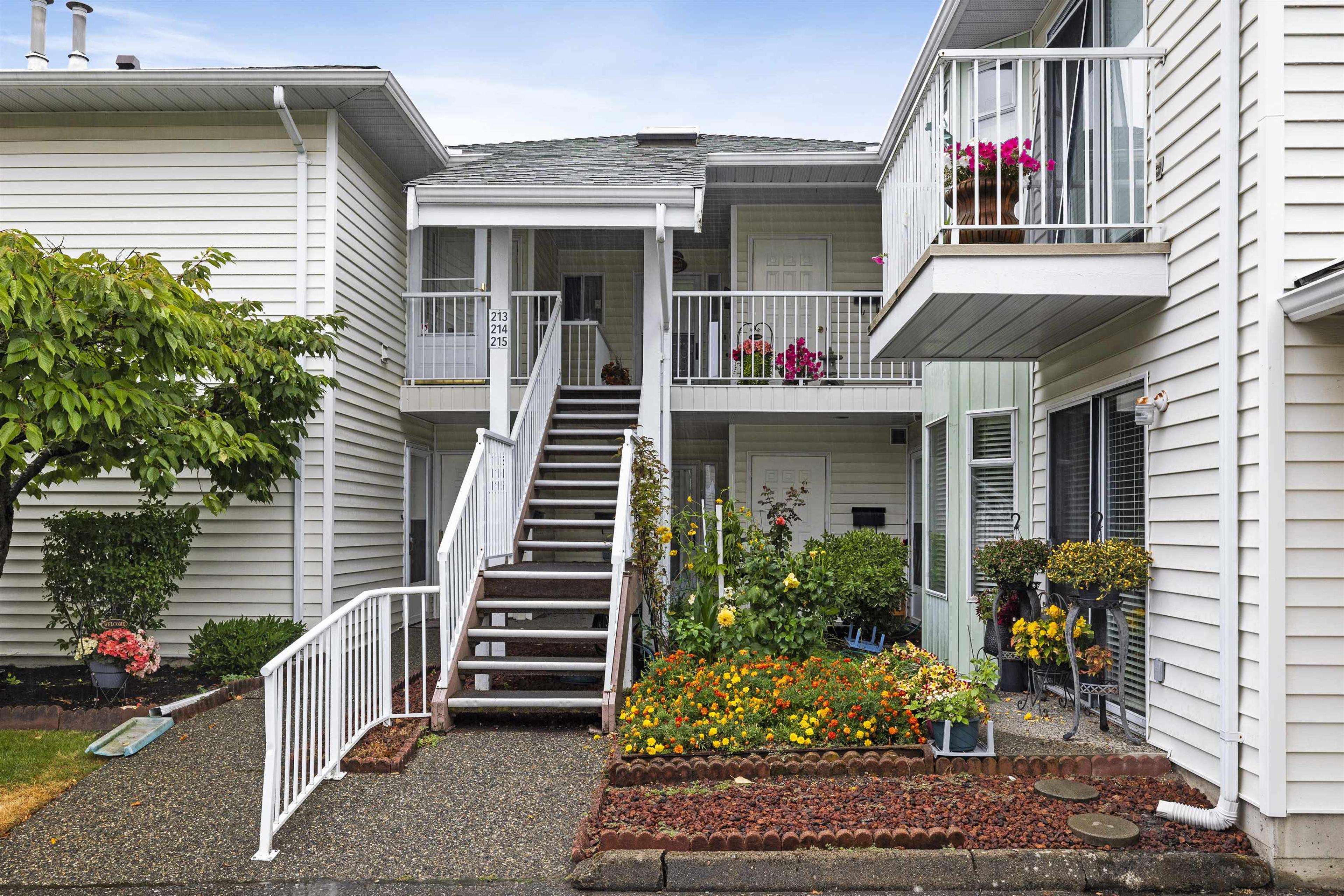 7156 121 Street, Surrey - Exteriors - Photo 3