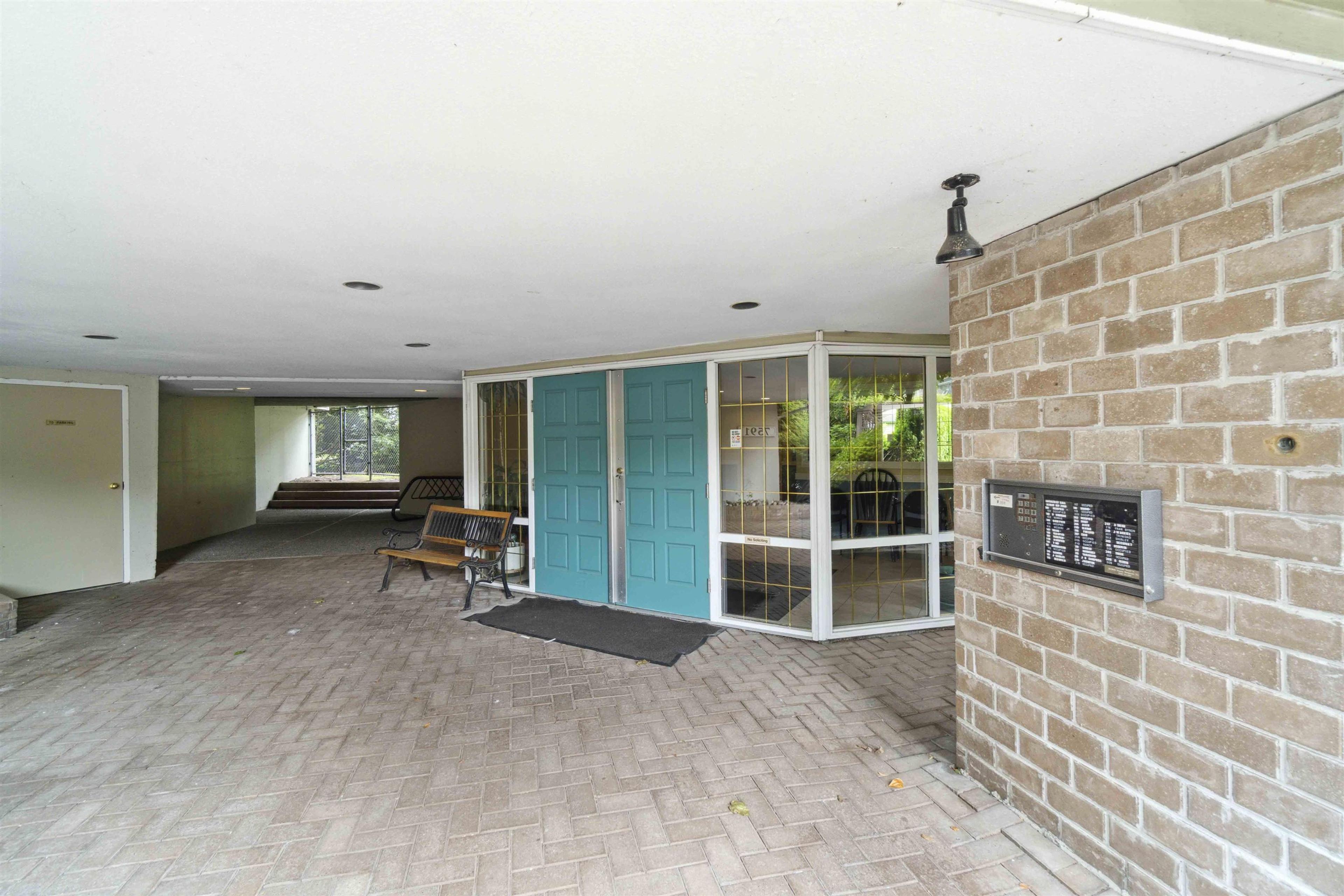 7591 Moffatt Road, Richmond - Exteriors - Photo 2