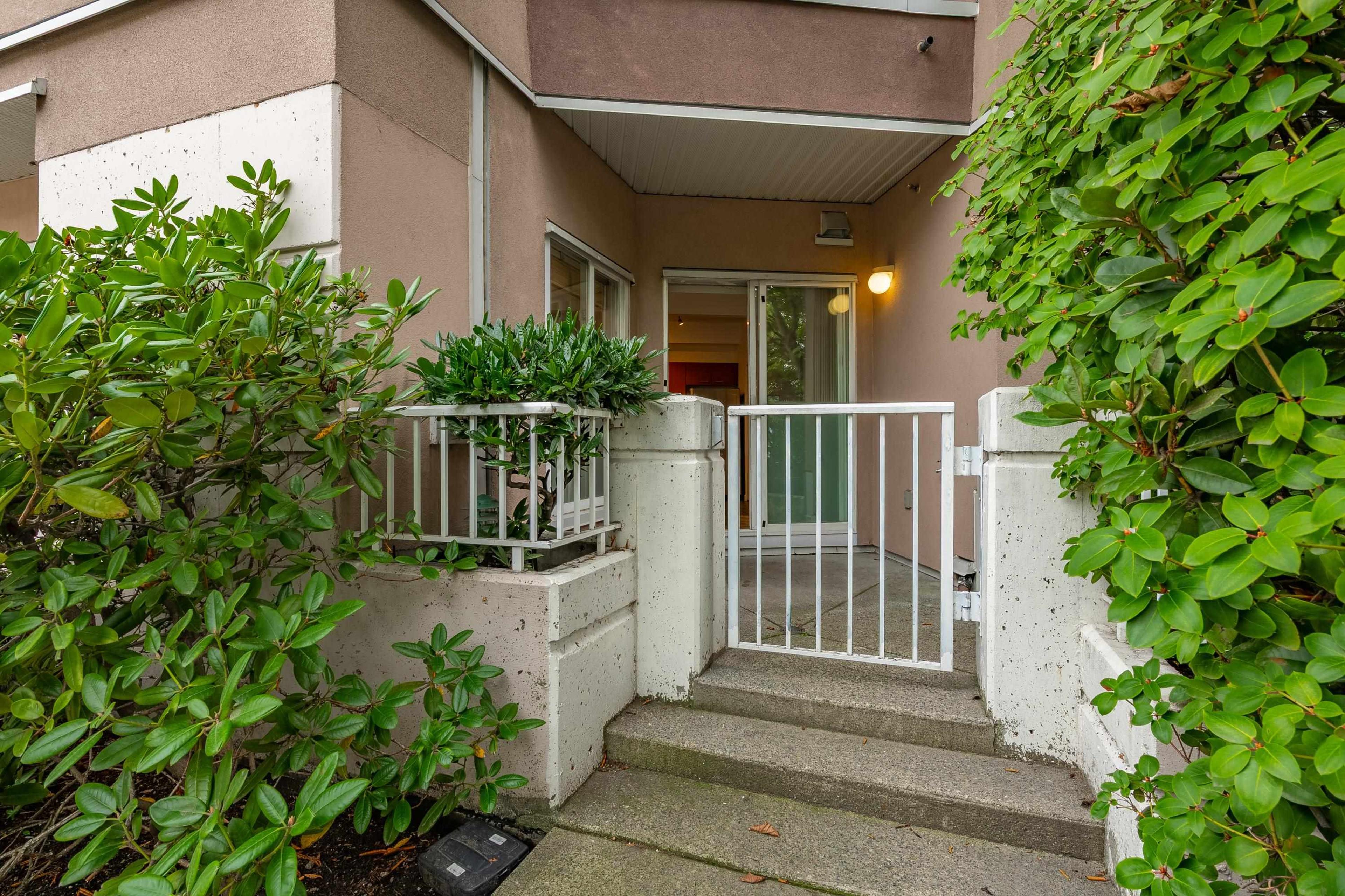 1688 E 8th Avenue, Vancouver - Exteriors - Photo 2