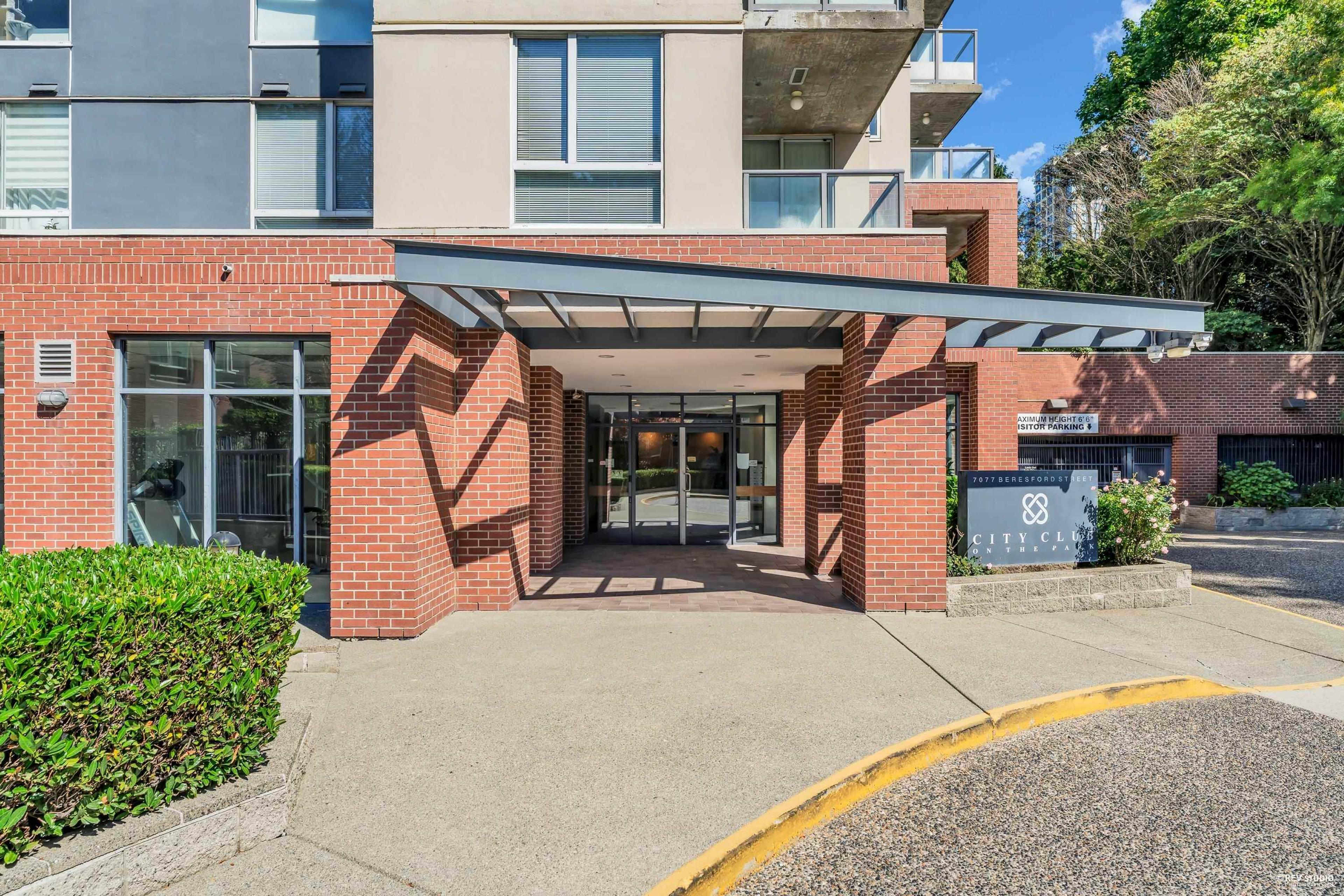 7077 Beresford Street, Burnaby - Exteriors - Photo 2