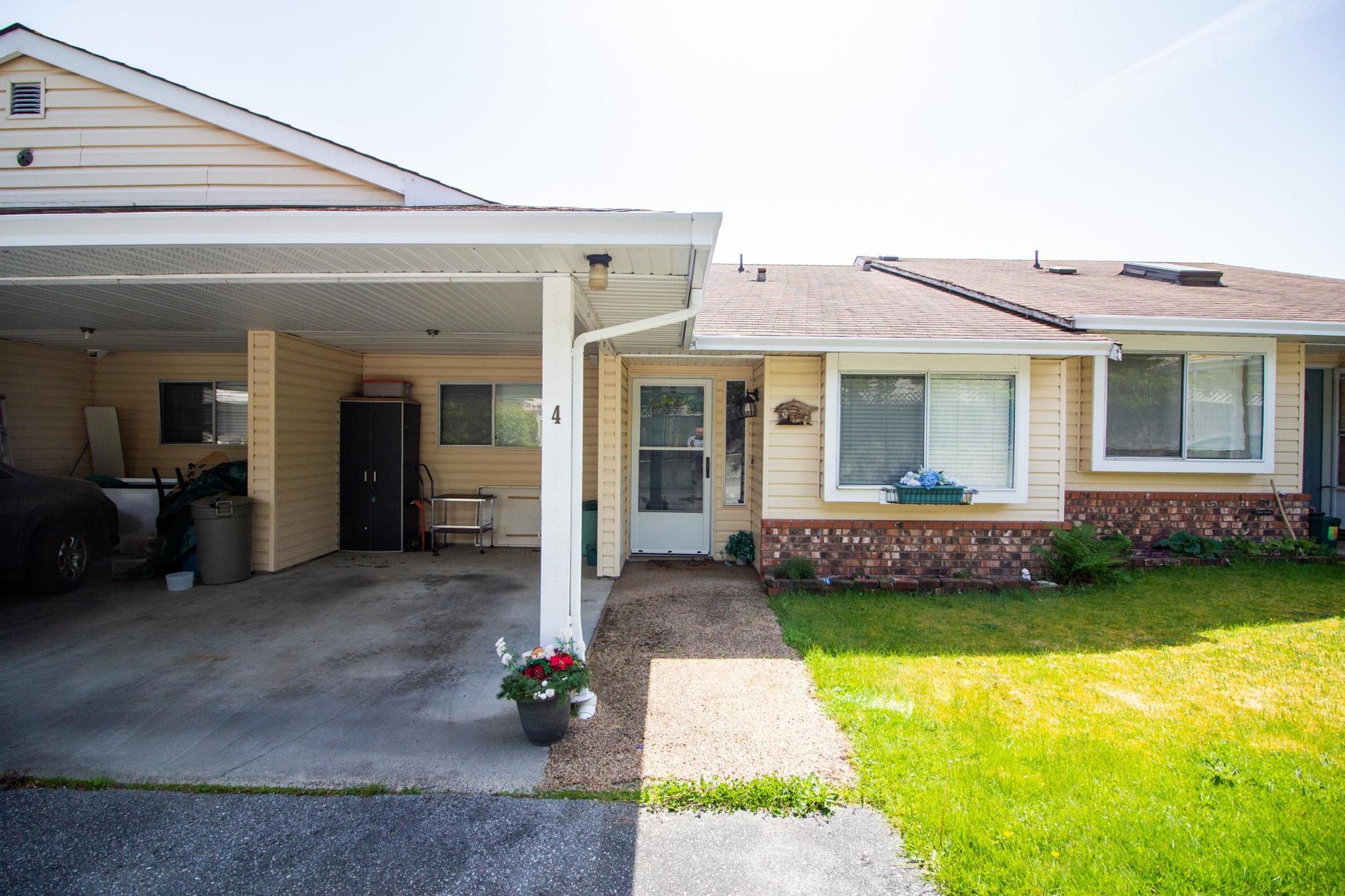 815 North Road, Gibsons - Exteriors - Photo 1