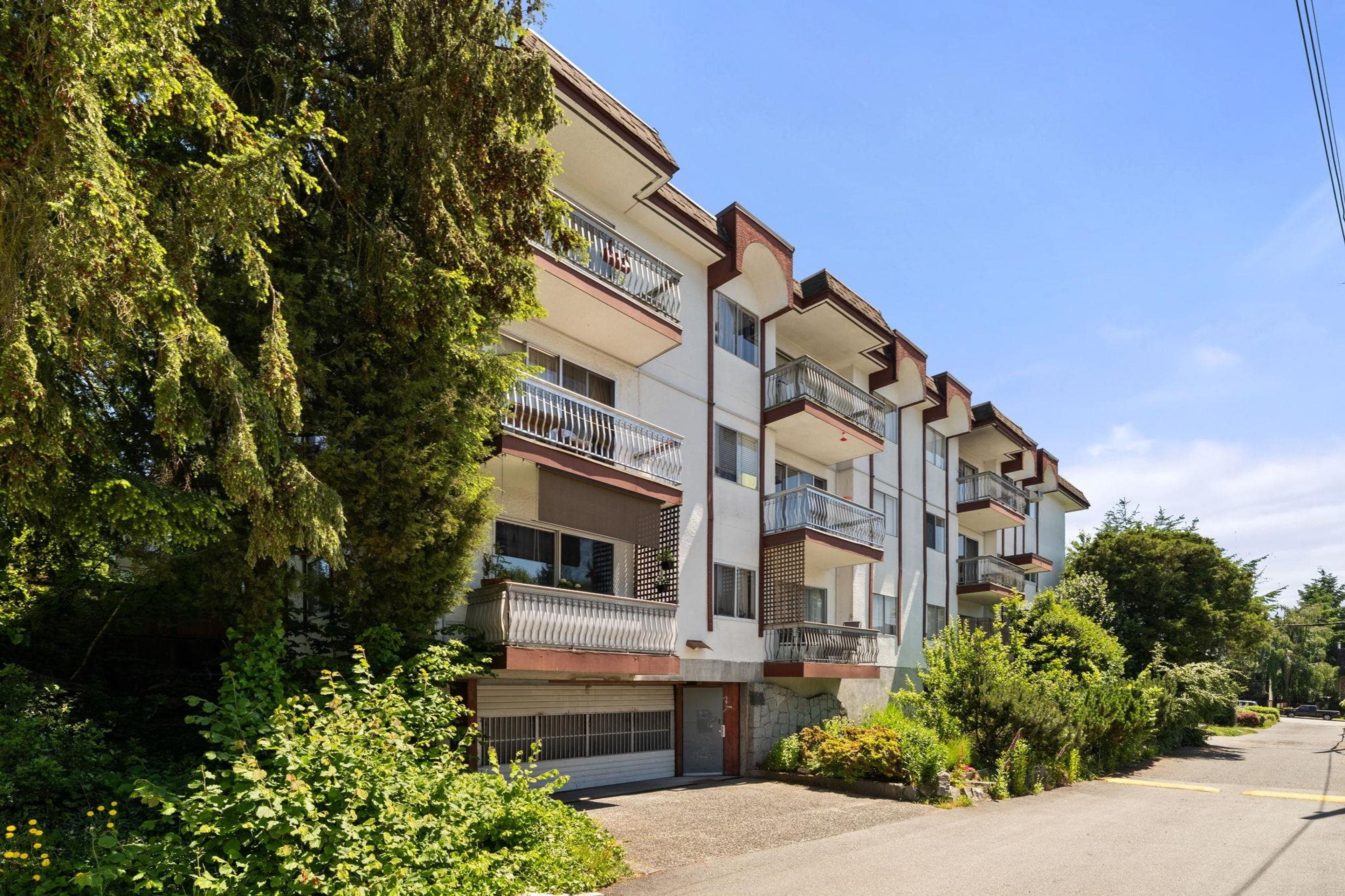 135 W 21st Street, North Vancouver - Exteriors - Photo 3