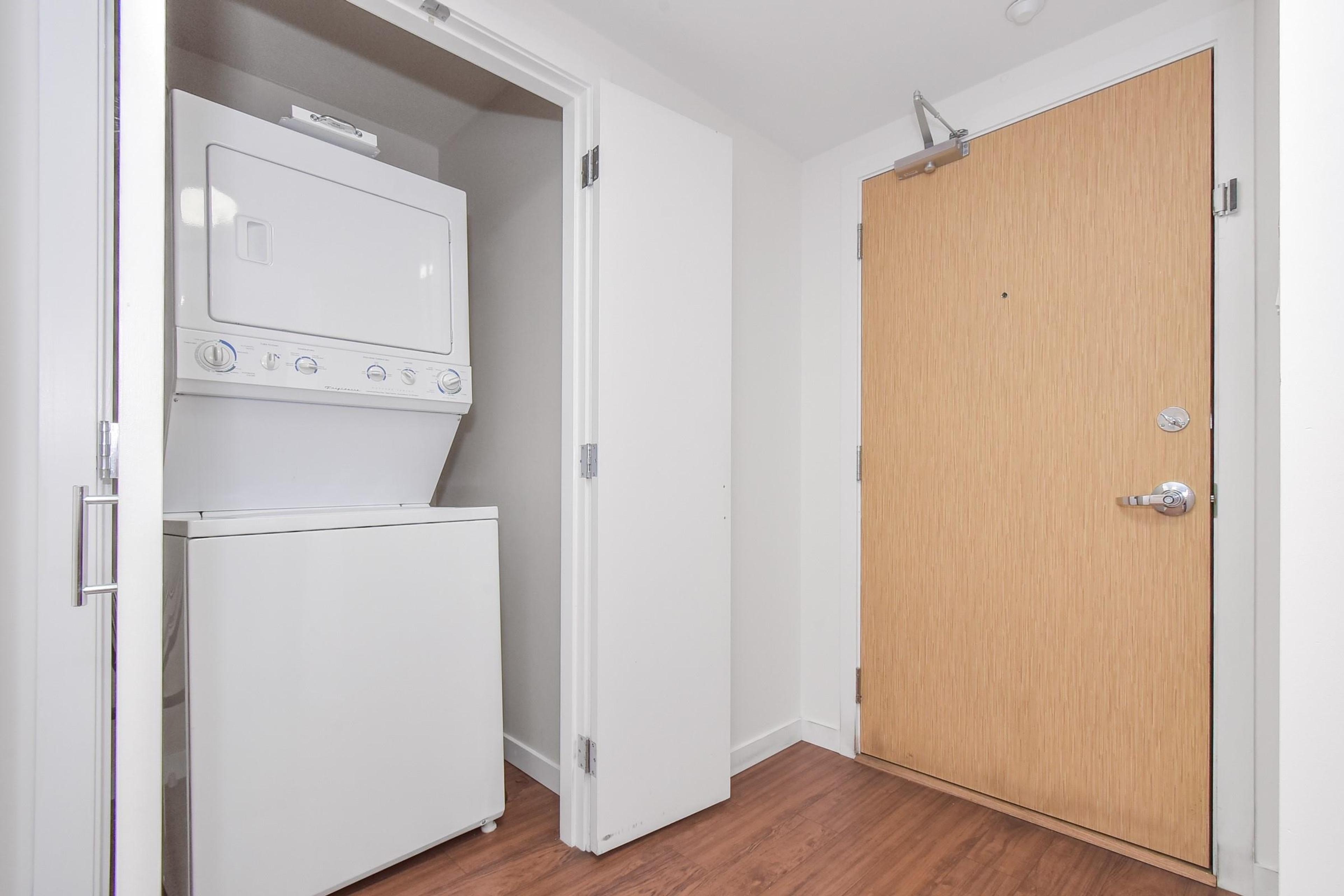 8120 Lansdowne Road, Richmond - Exteriors - Photo 1