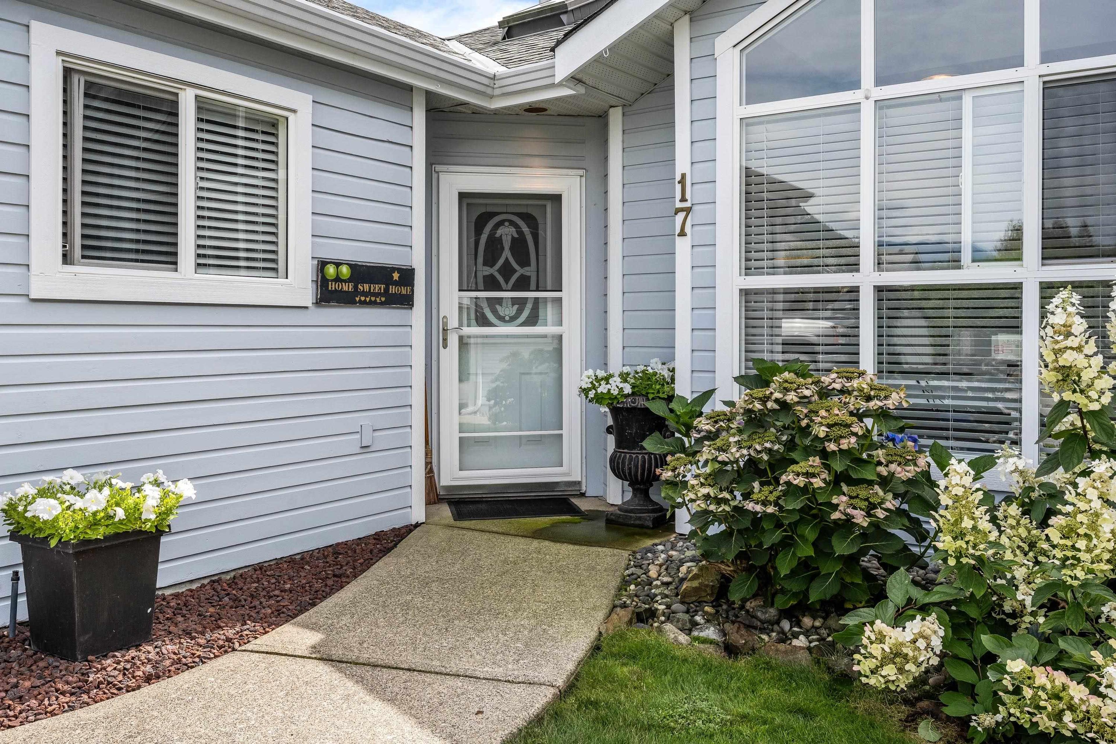 730 Mccombs Drive, Harrison Hot Springs - Exteriors - Photo 2