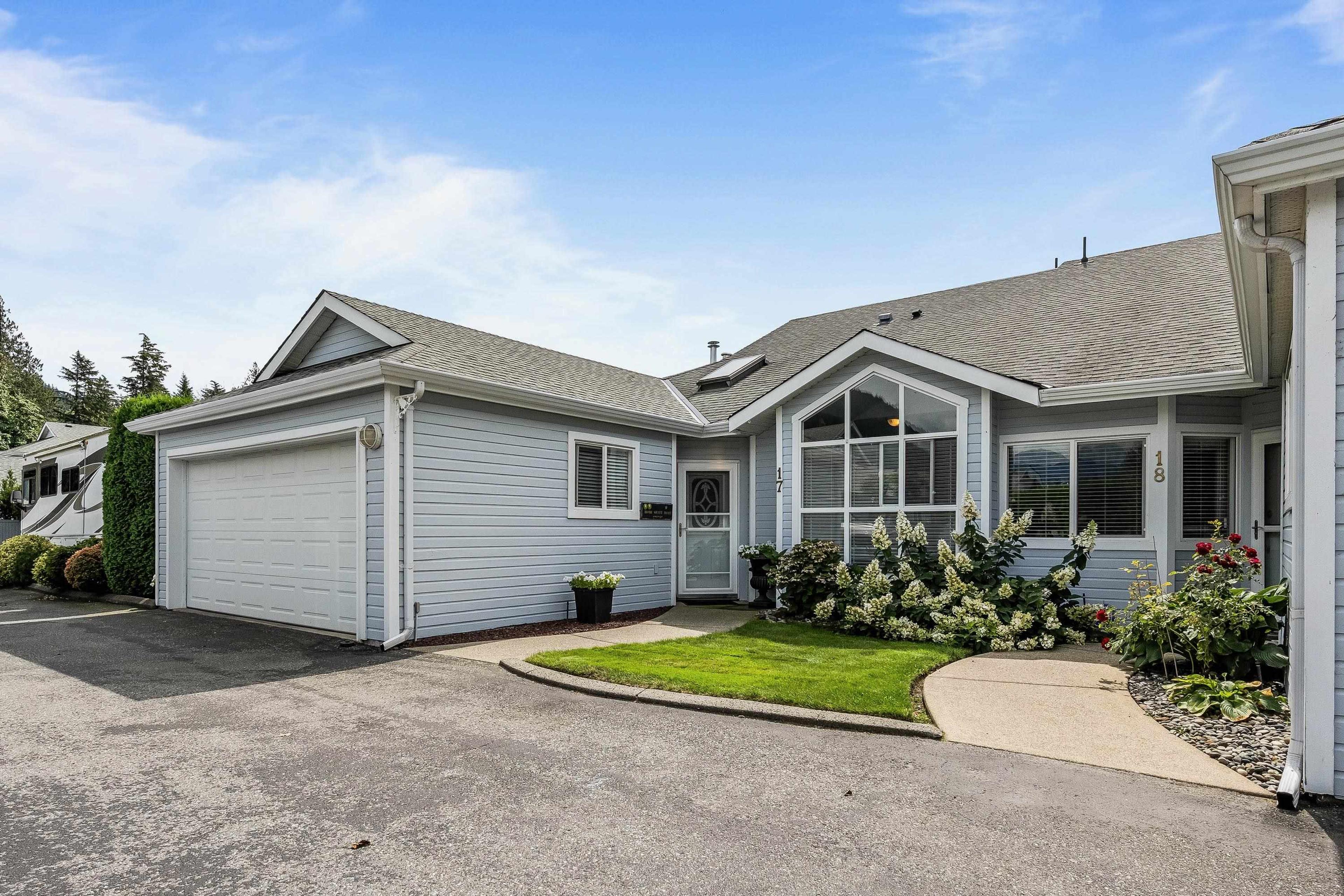 730 Mccombs Drive, Harrison Hot Springs - Exteriors - Photo 4