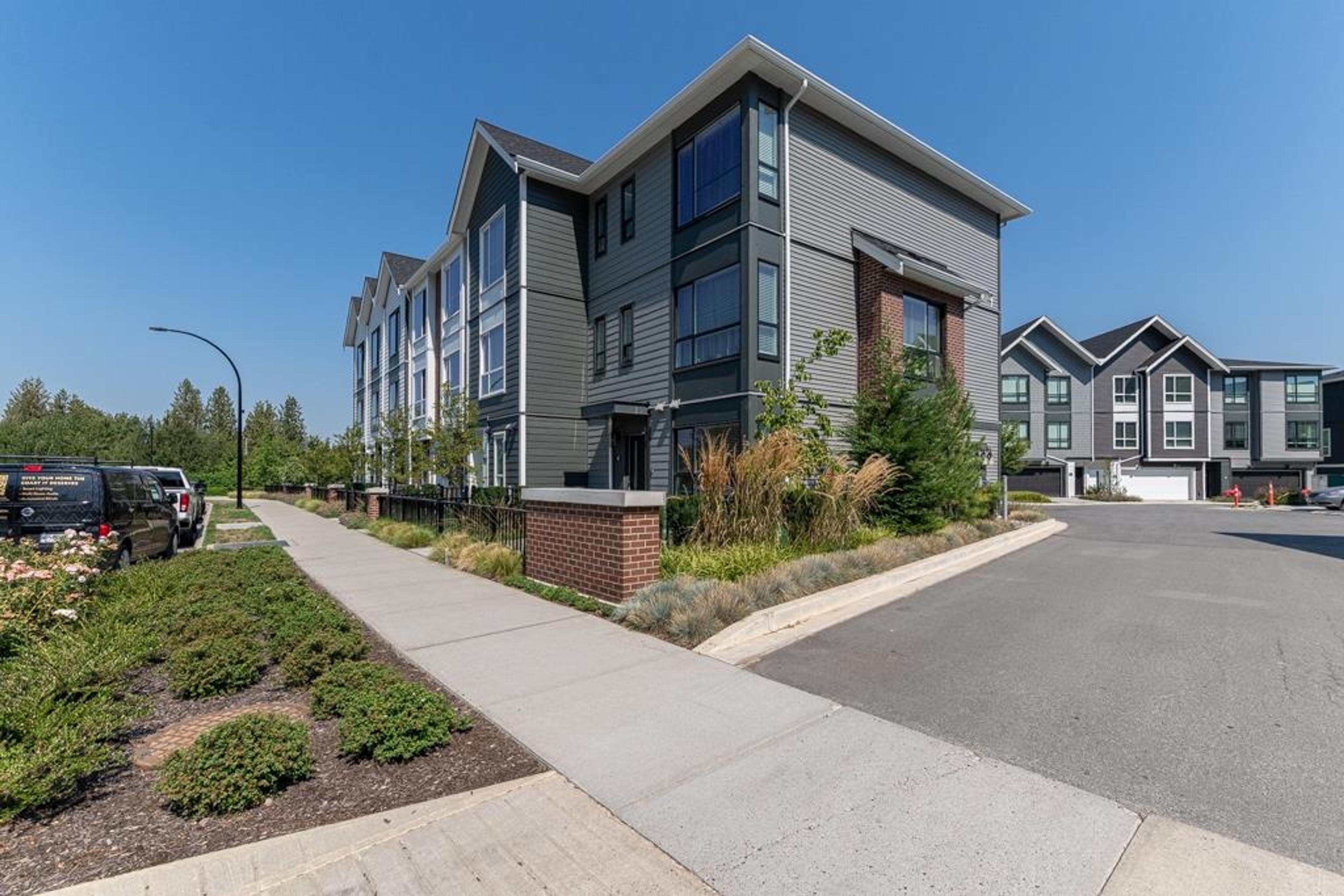 2886 Montrose Avenue, Abbotsford - Exteriors - Full Complex View - Photo 7