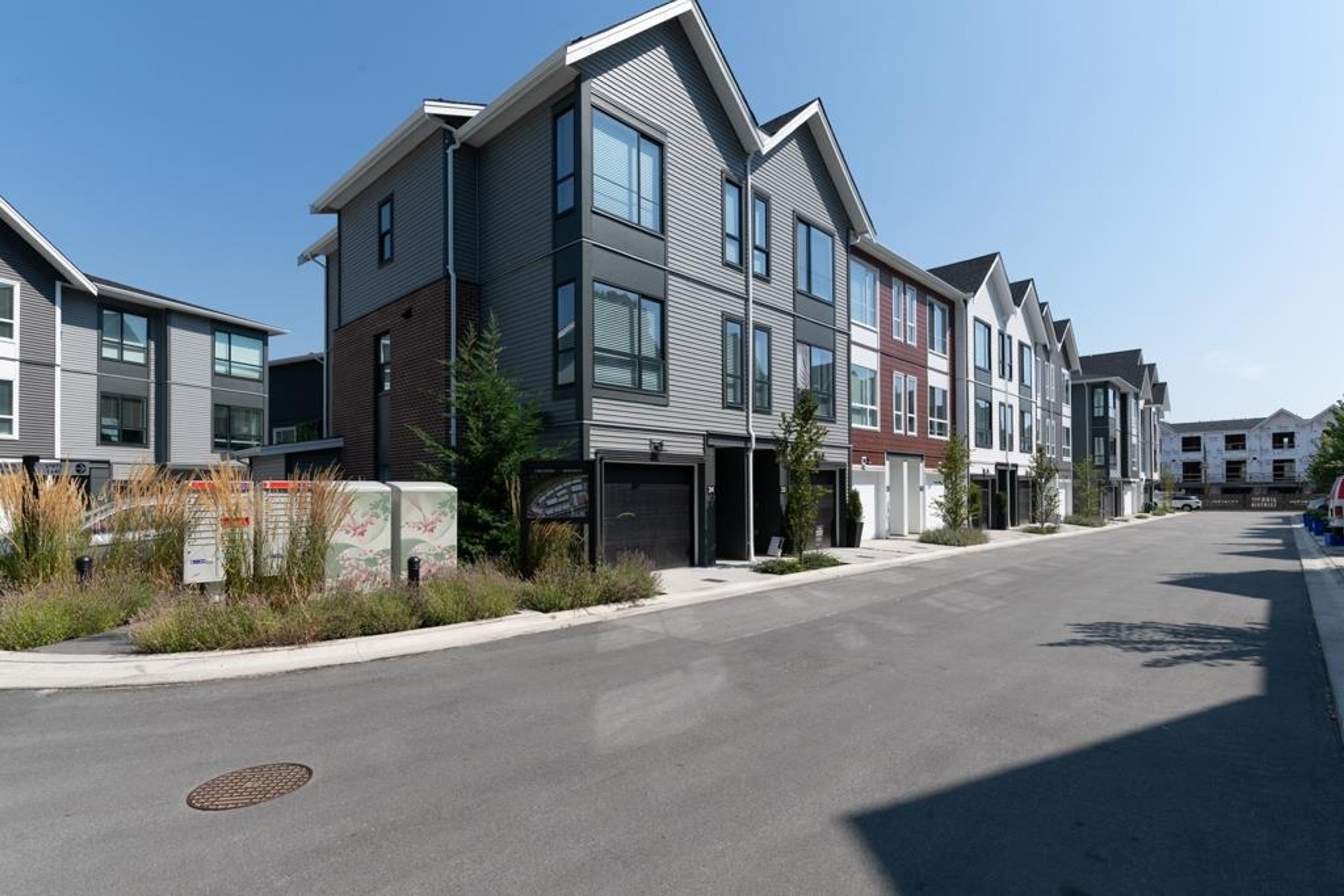 2886 Montrose Avenue, Abbotsford - Exteriors - Full Complex View - Photo 8