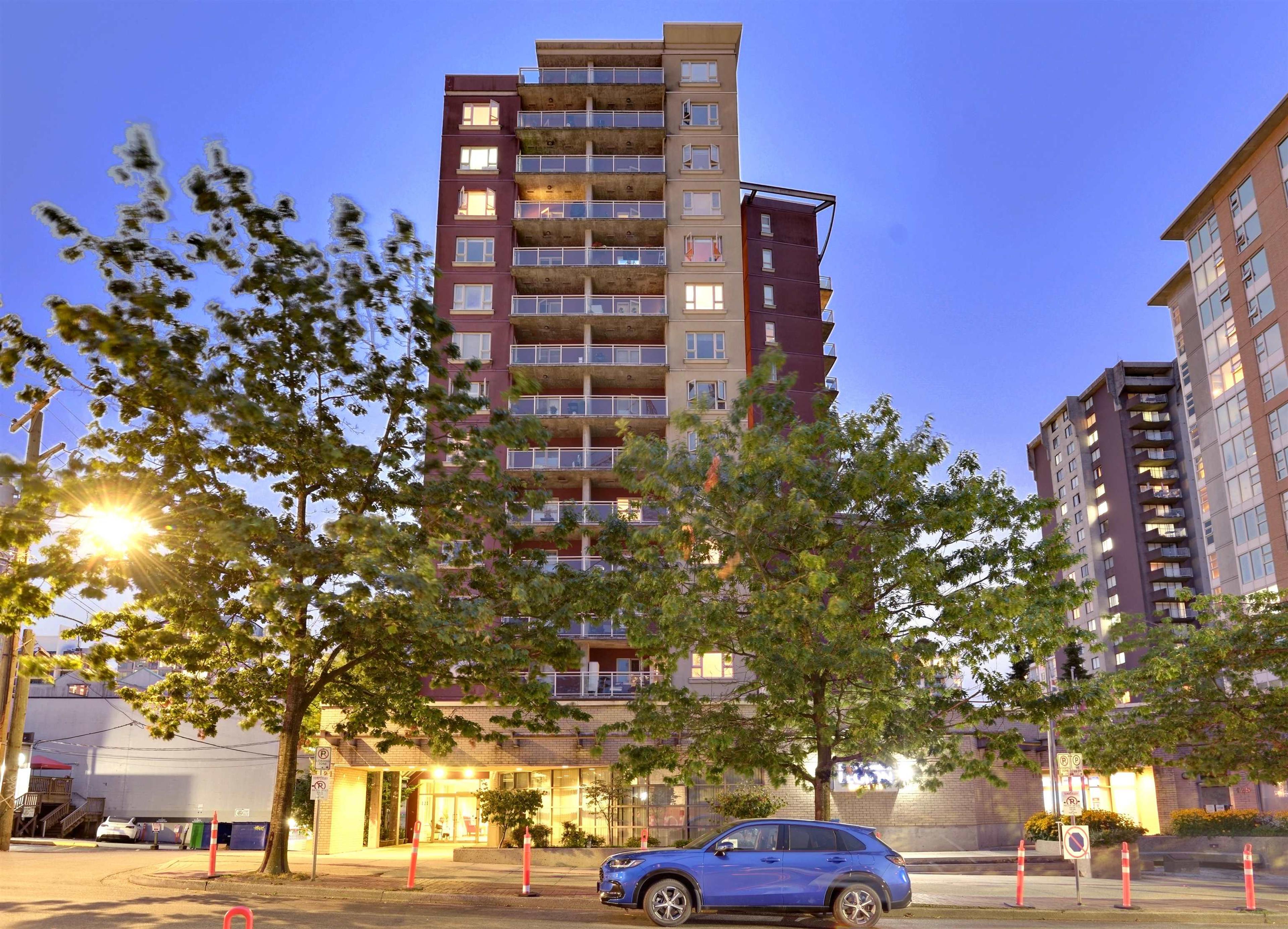 121 W 15th Street, North Vancouver - Exteriors - Photo 2