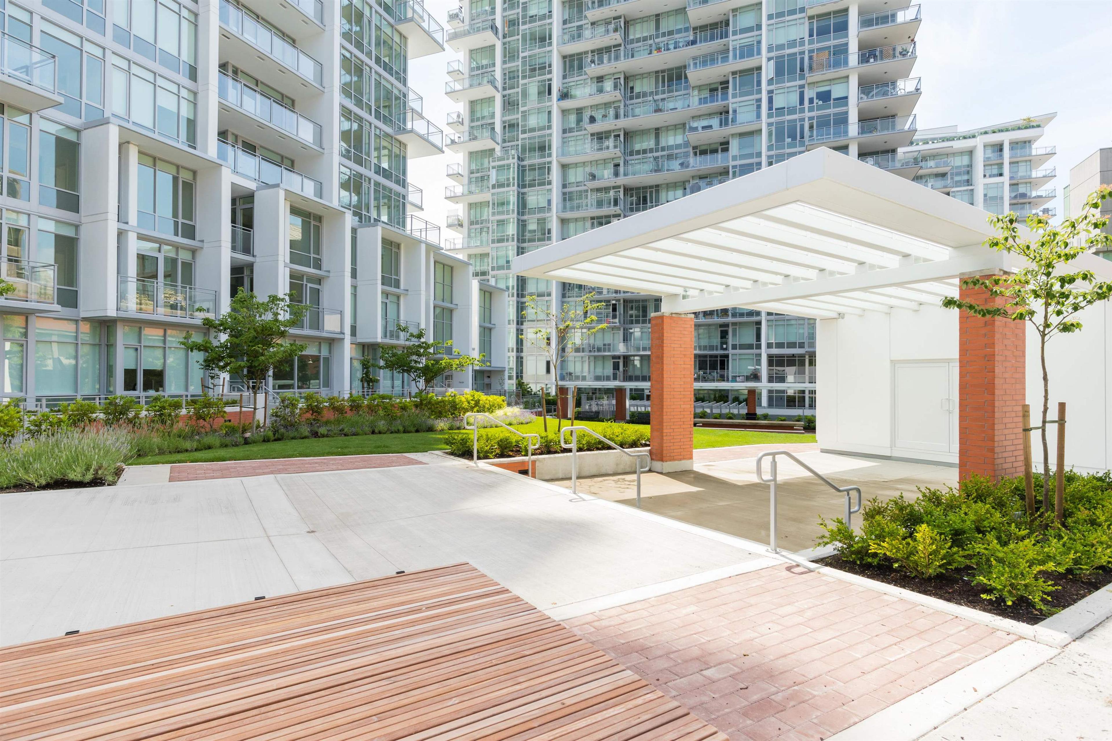 200 Nelson's Crescent, New Westminster - Exteriors - Full Complex View - Photo 4