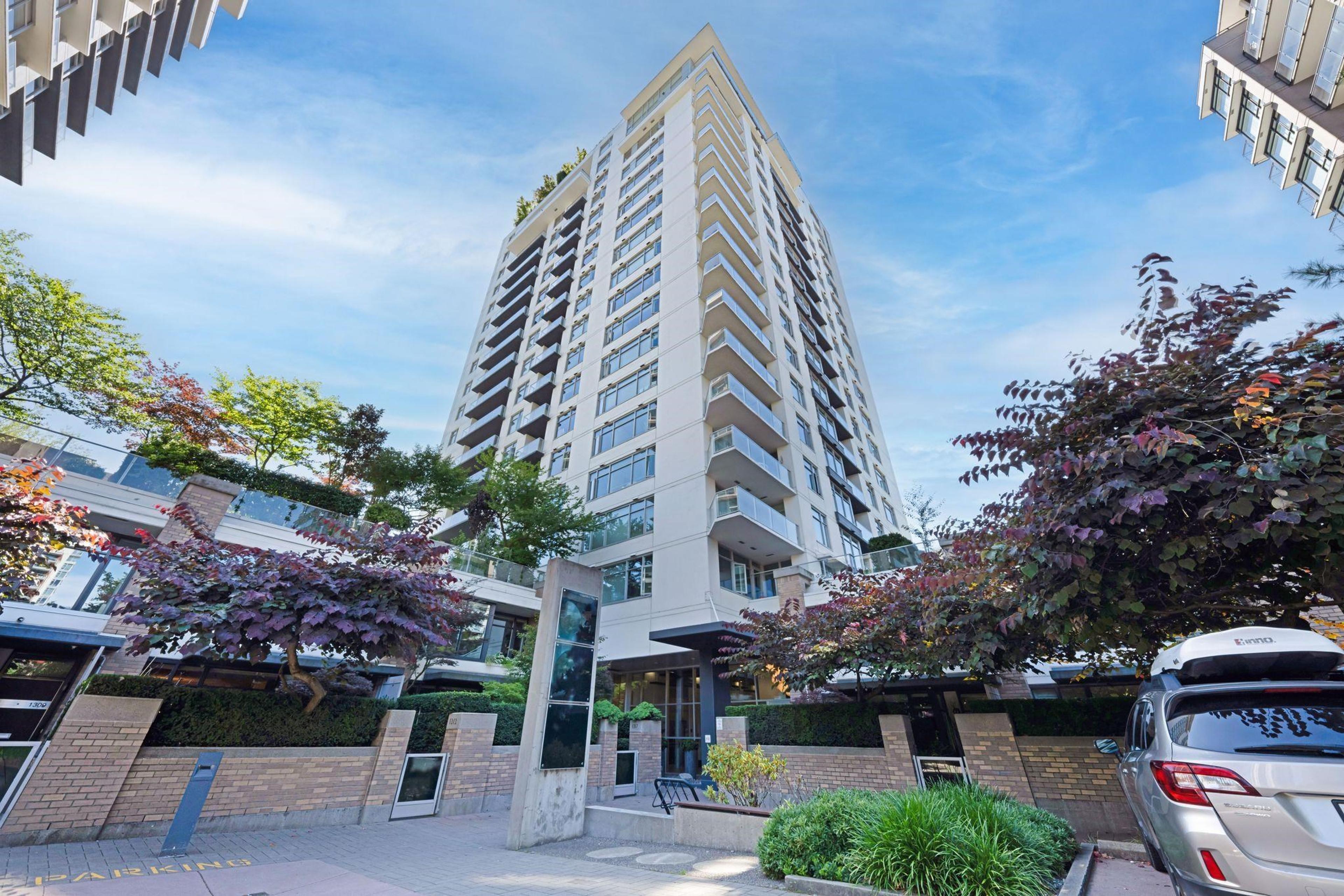 1320 Chesterfield Avenue, North Vancouver - Exteriors - Photo 3