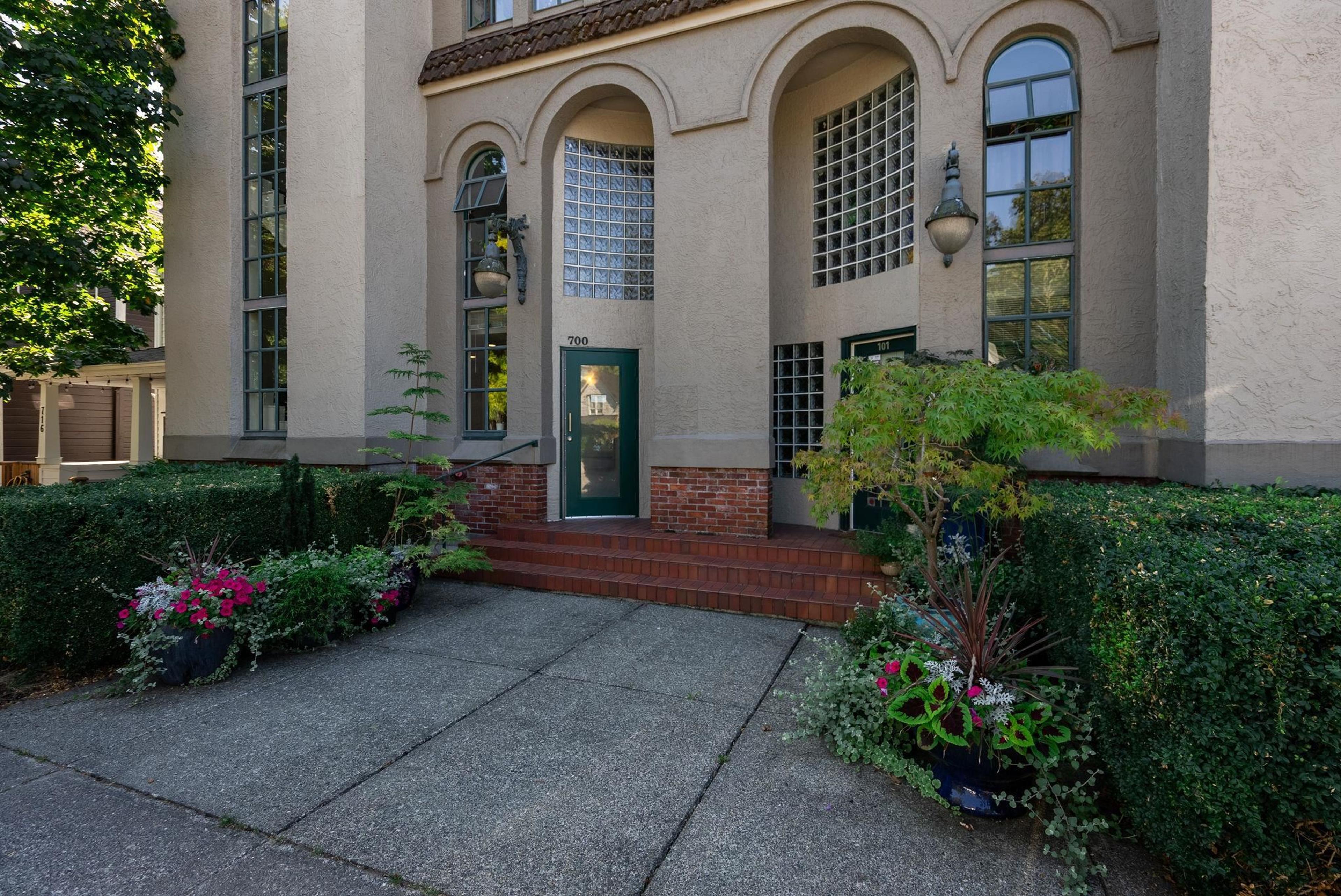 700 E Pender Street, Vancouver - Exteriors - Photo 1