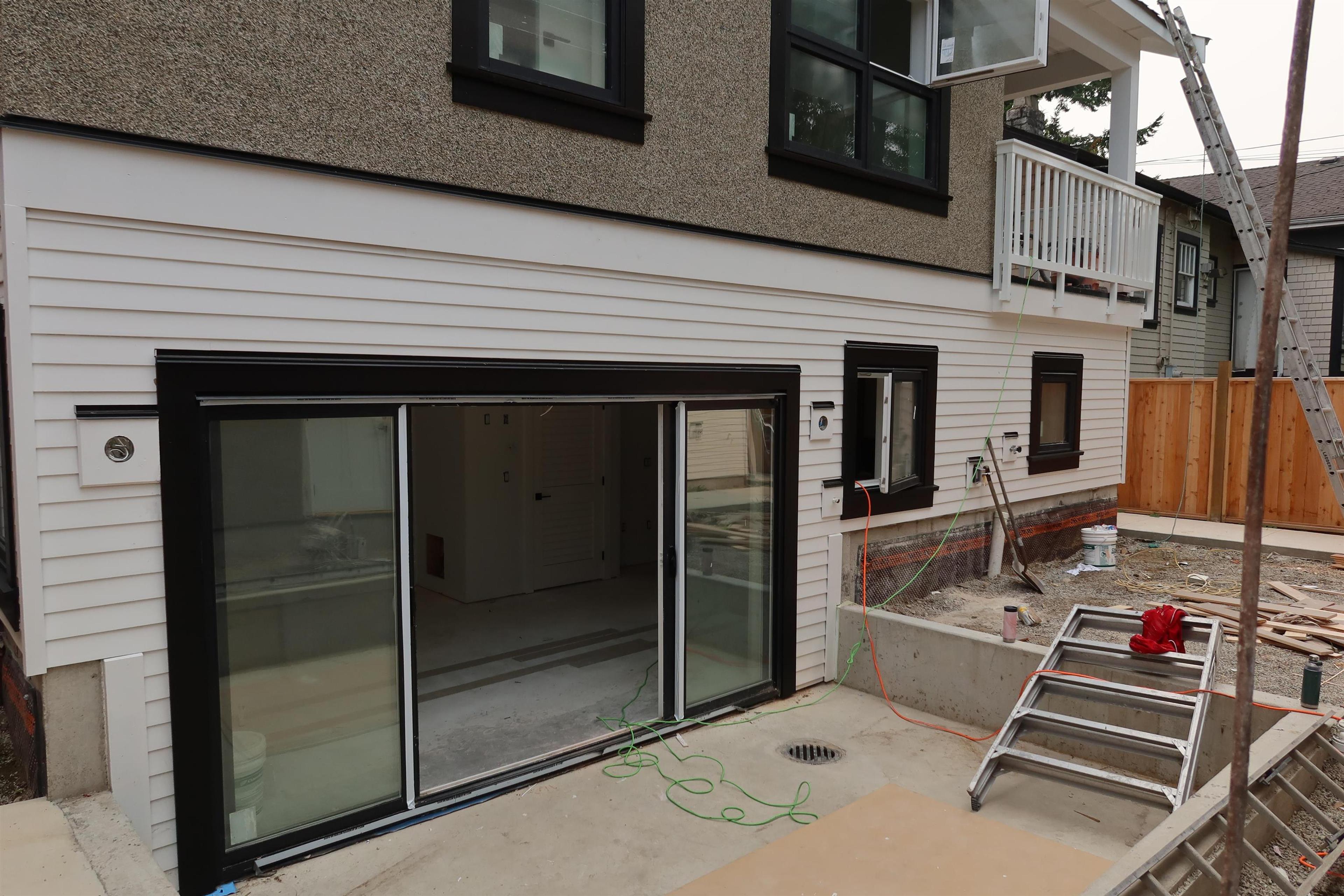 2735 W 8th Avenue, Vancouver - Exteriors - Photo 2