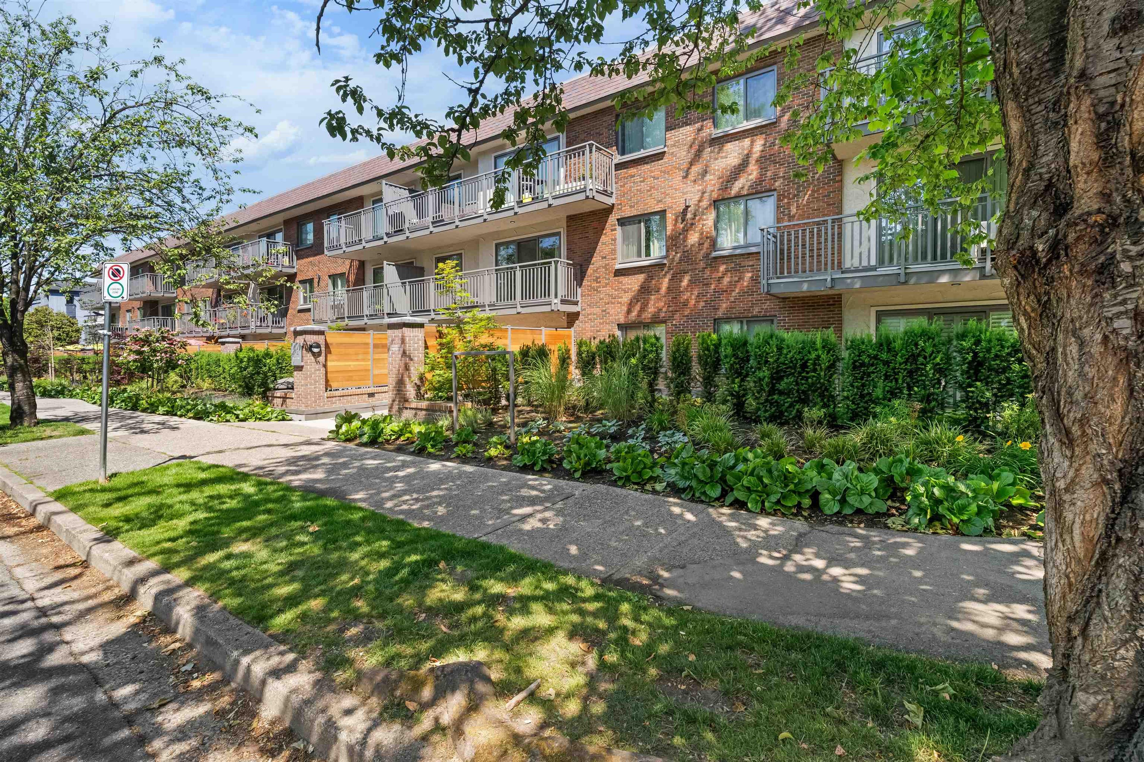 2121 W 6th Avenue, Vancouver - Exteriors - Photo 1