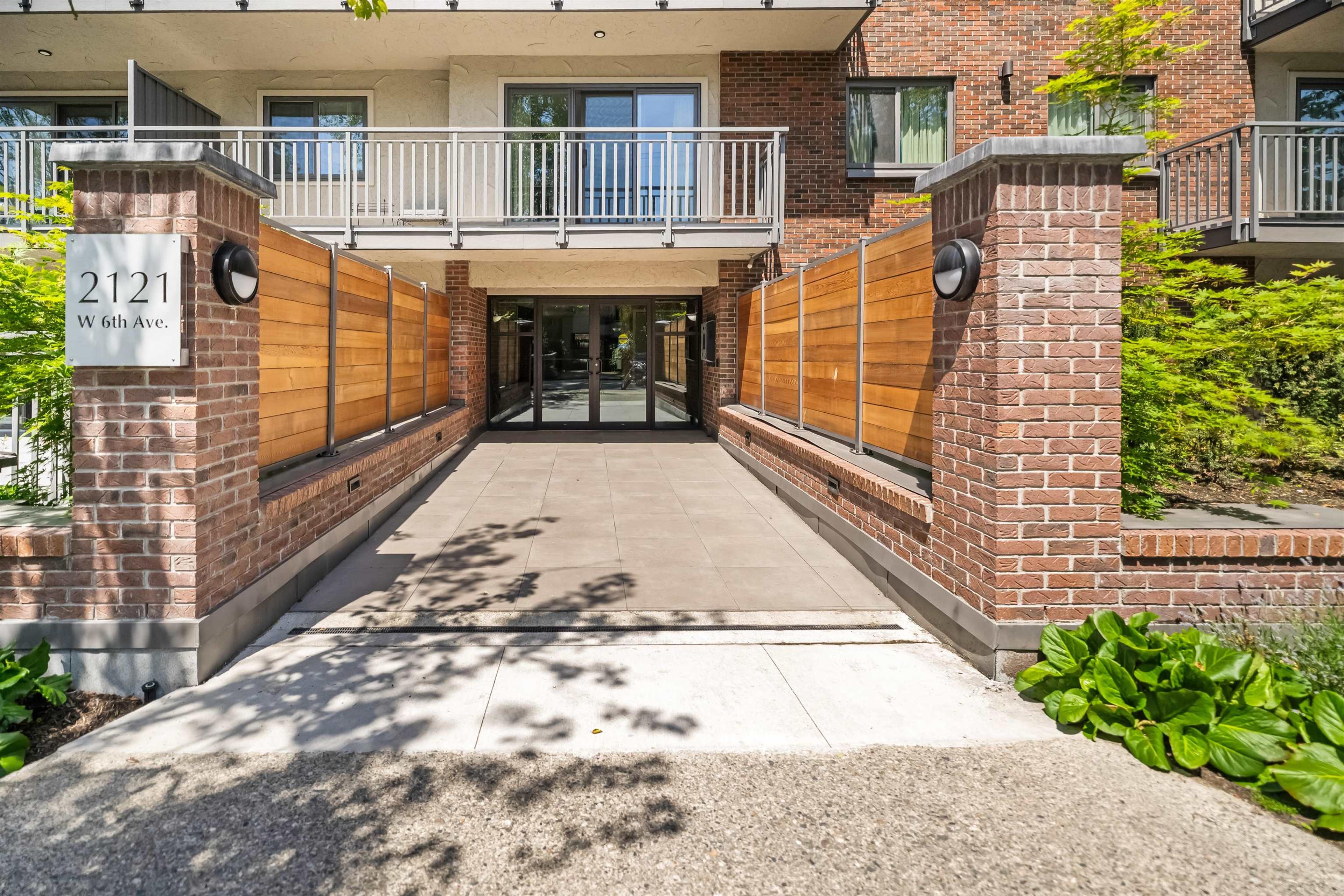 2121 W 6th Avenue, Vancouver - Exteriors - Photo 2
