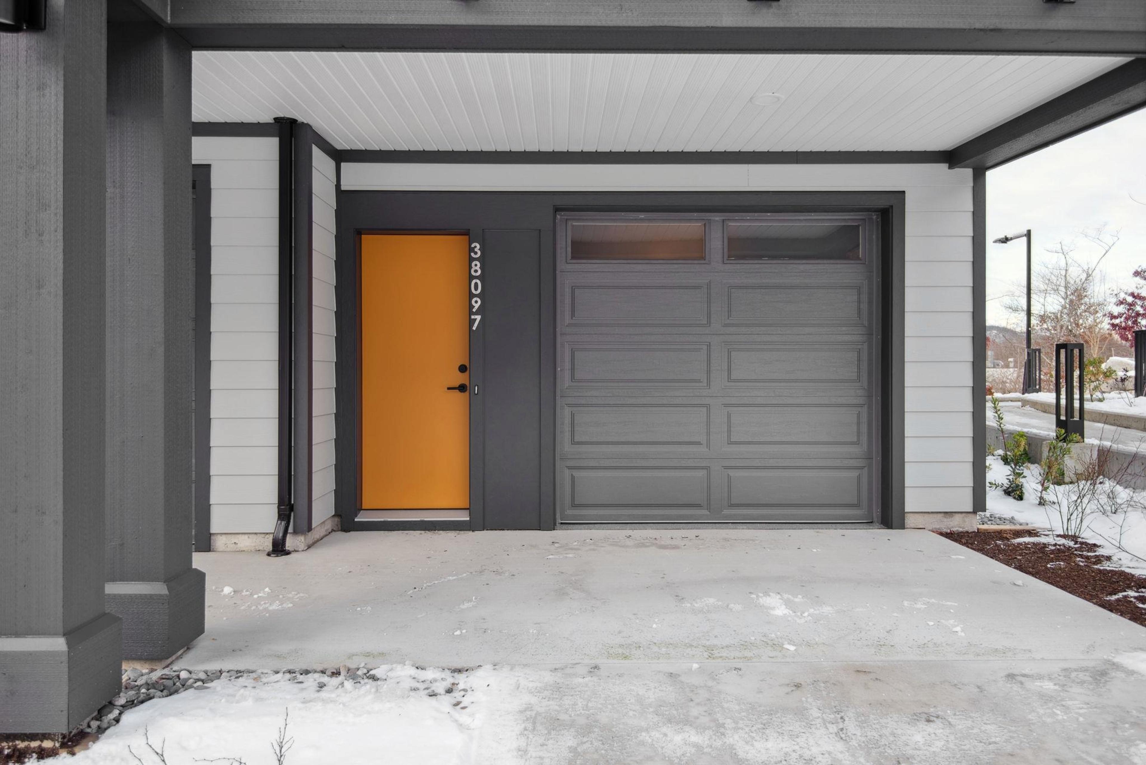 38083 Helm Way, Squamish - Exteriors - Photo 2