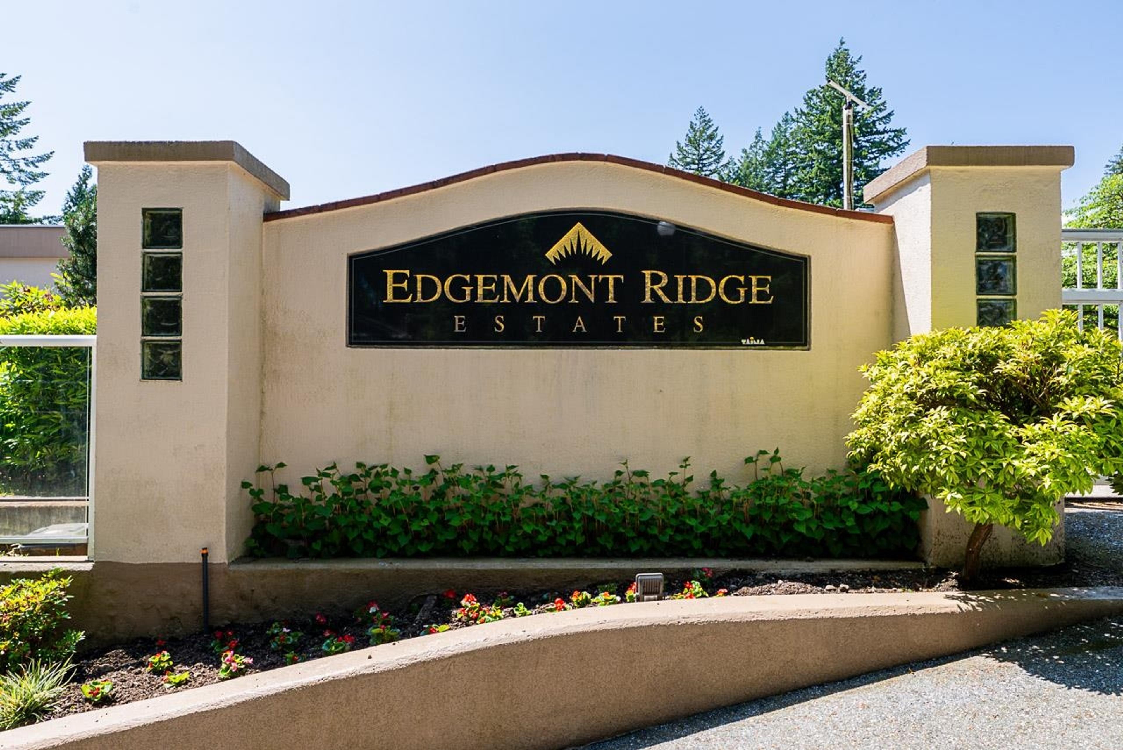 2425 Edgemont Boulevard, North Vancouver - Exteriors - Photo 2