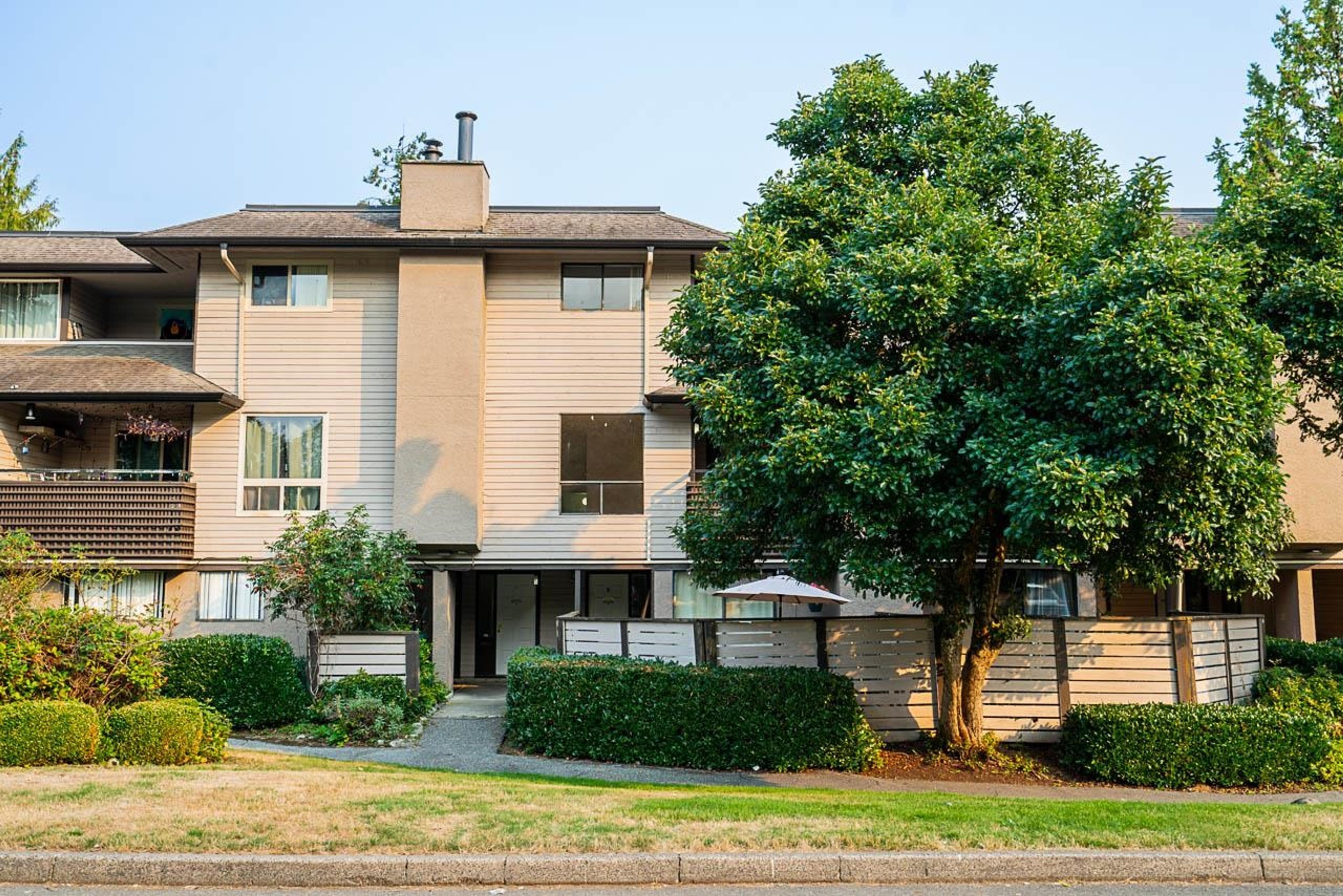 10560 Holly Park Lane, Surrey - Exteriors - Photo 2