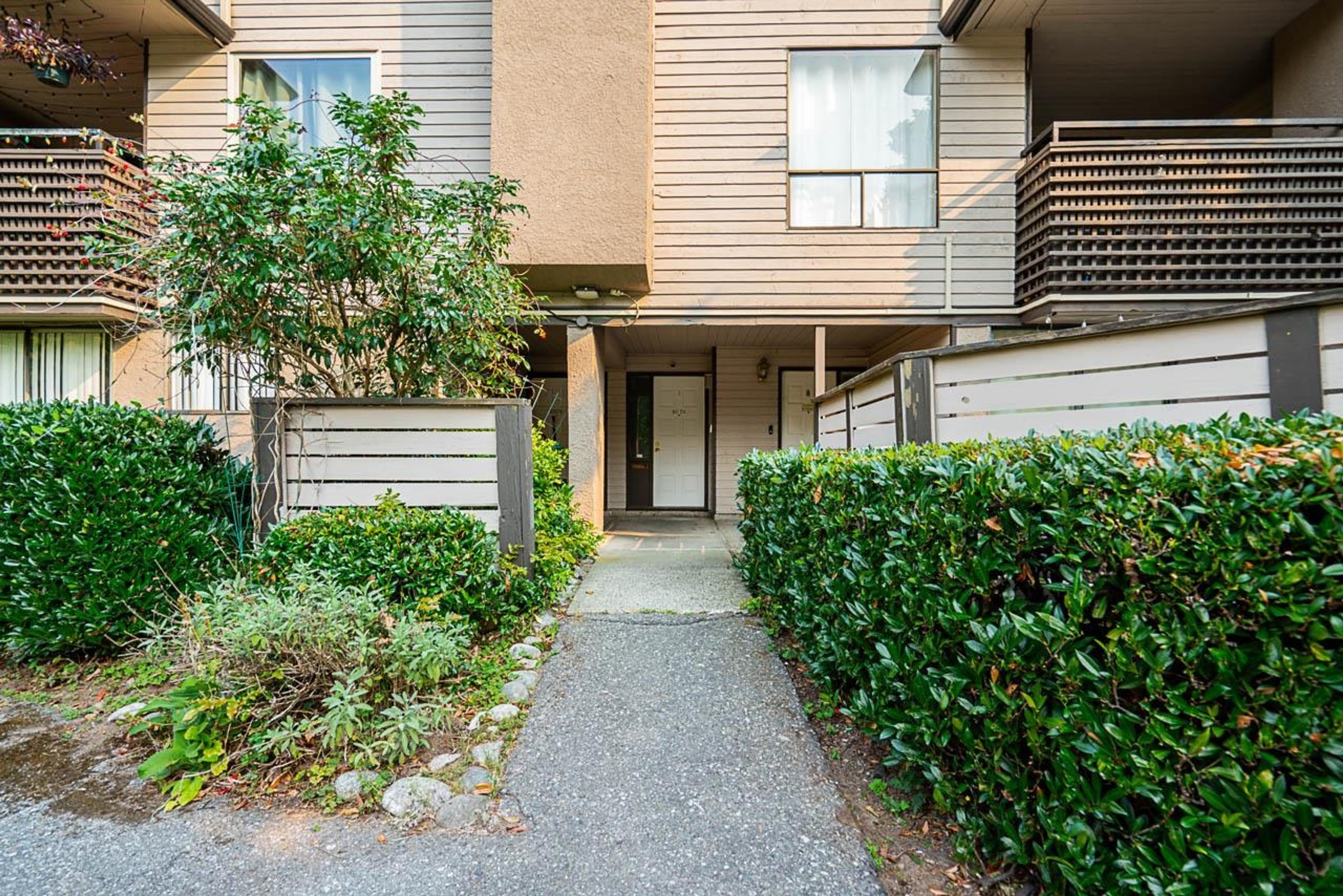 10560 Holly Park Lane, Surrey - Exteriors - Photo 4