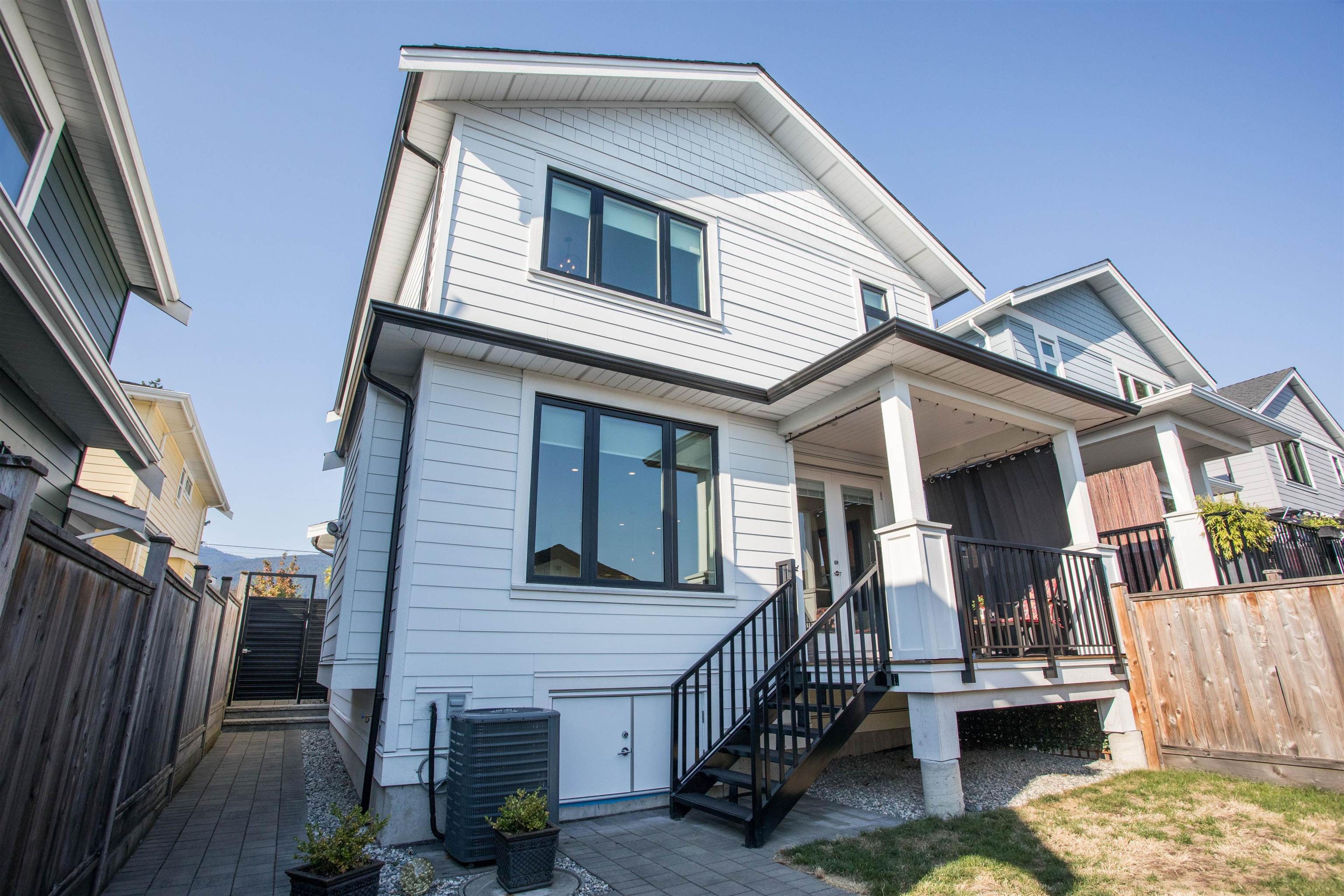 341 E 13th Street, North Vancouver - Exteriors - Photo 4