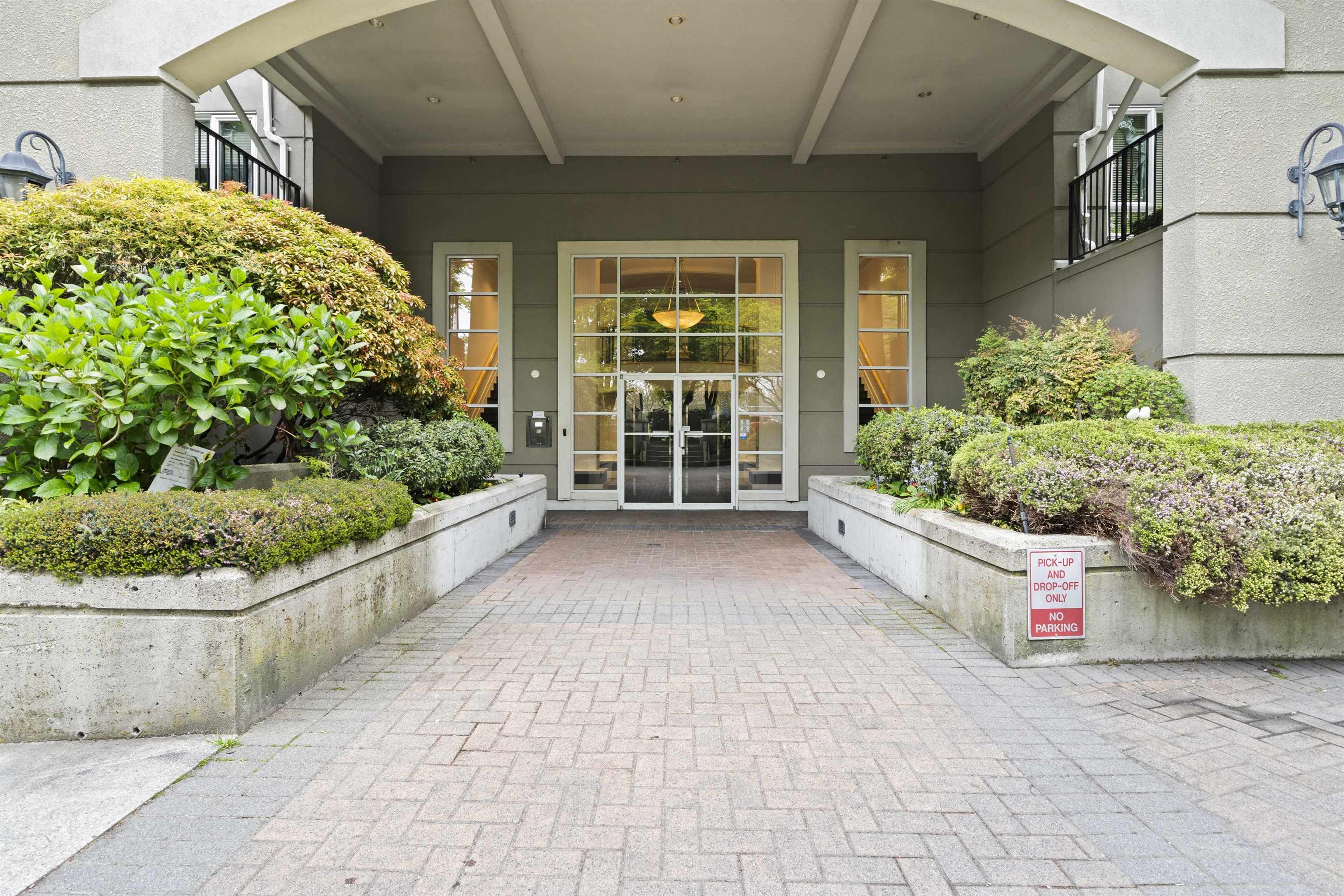 5888 Dover Crescent, Richmond - Exteriors - Photo 3