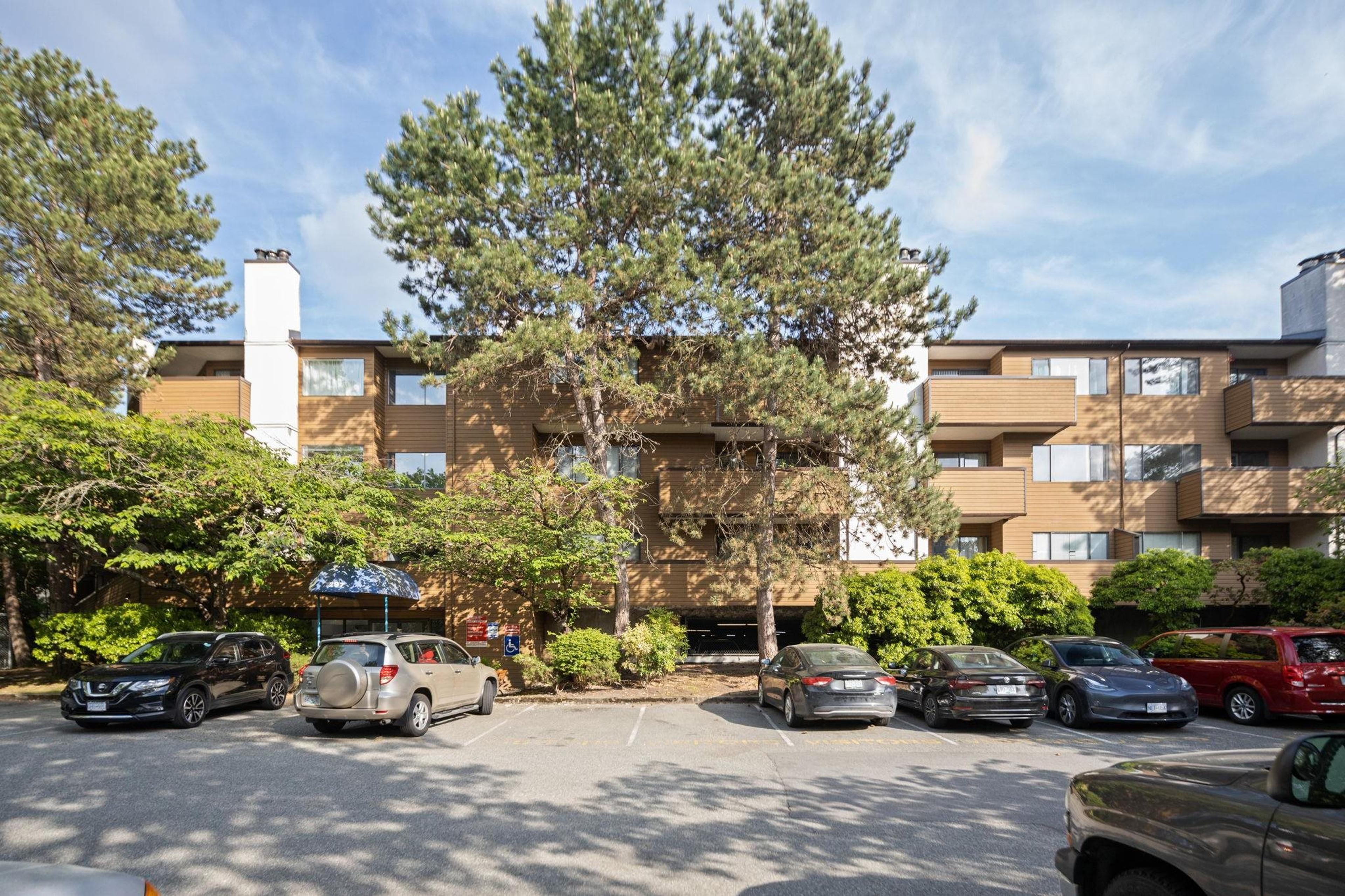 7297 Moffatt Road, Richmond - Exteriors - Photo 1