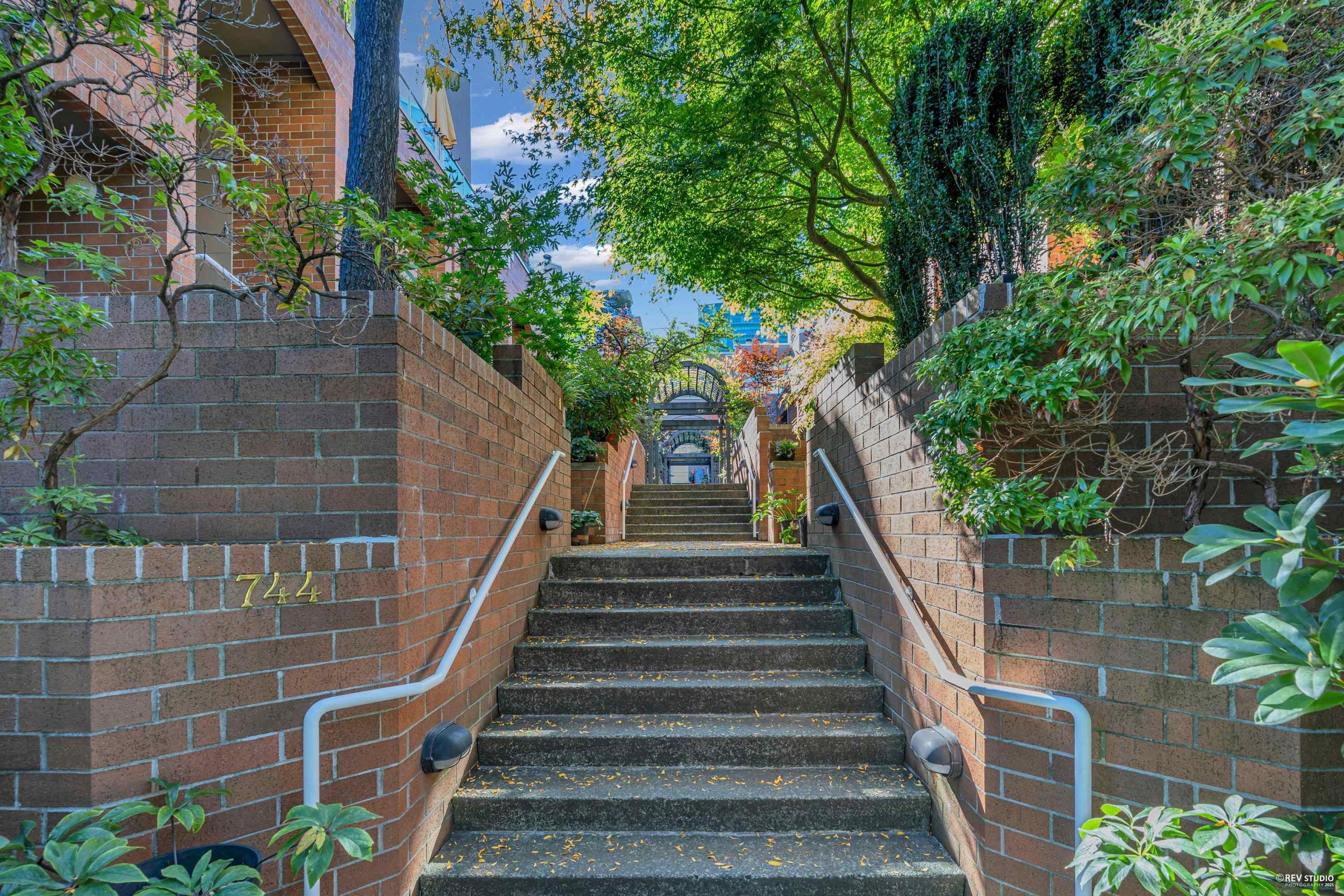 744 W 7th Avenue, Vancouver - Exteriors - Photo 2