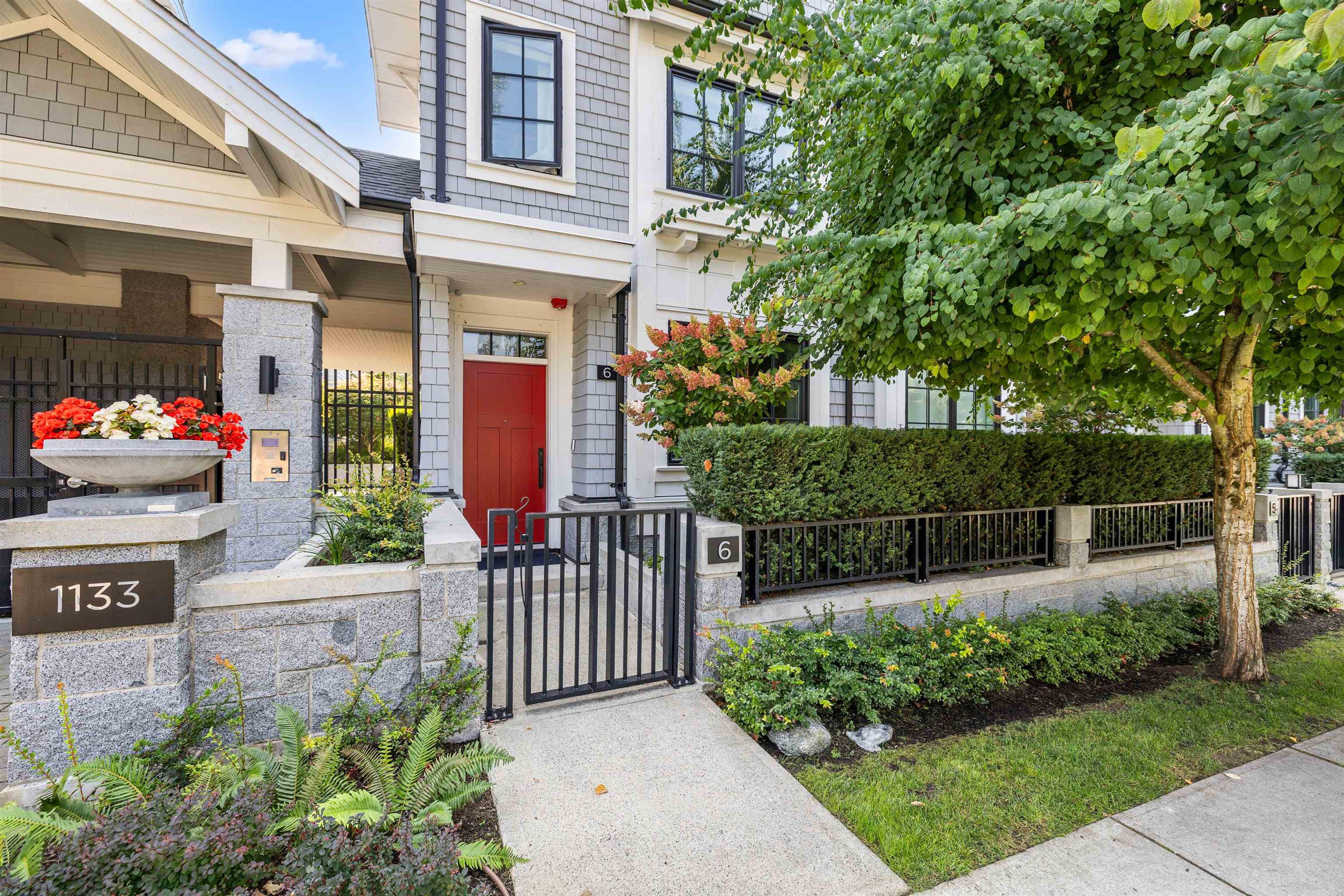 1133 Ridgewood Drive, North Vancouver - Exteriors - Photo 2