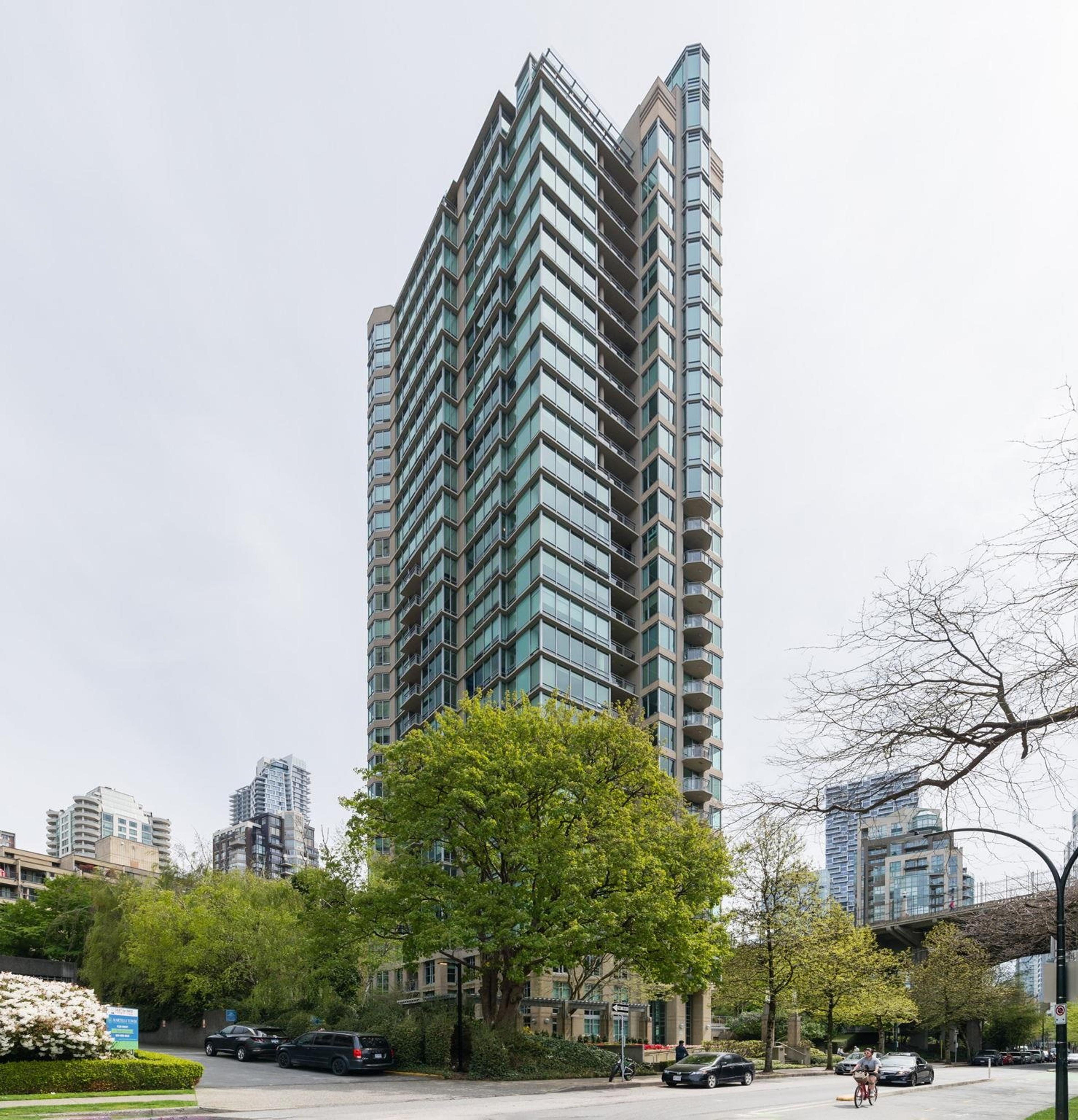 1005 Beach Avenue, Vancouver - Exteriors - Photo 2