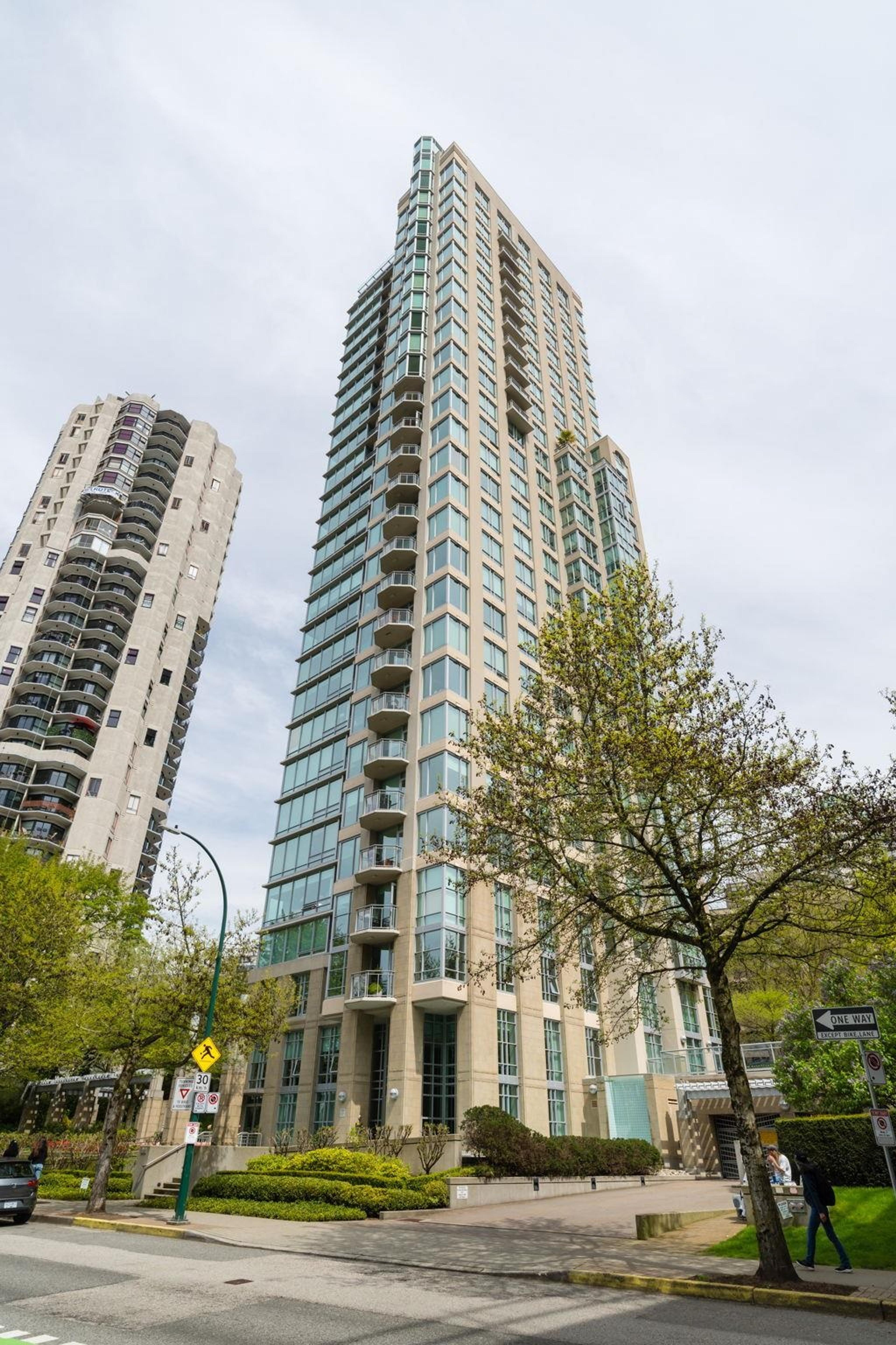 1005 Beach Avenue, Vancouver - Exteriors - Photo 3