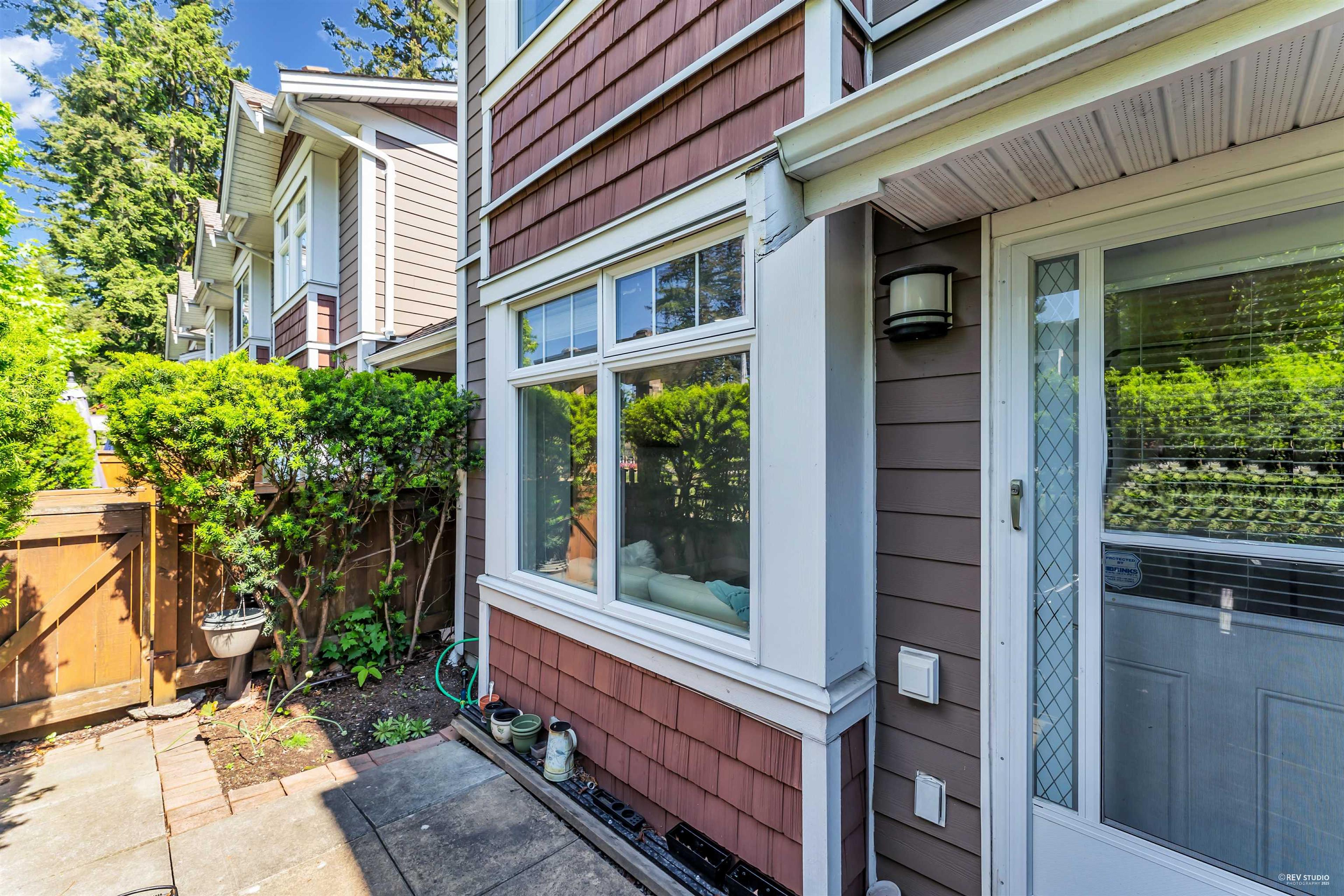 2689 Parkway Drive, Surrey - Exteriors - Photo 4