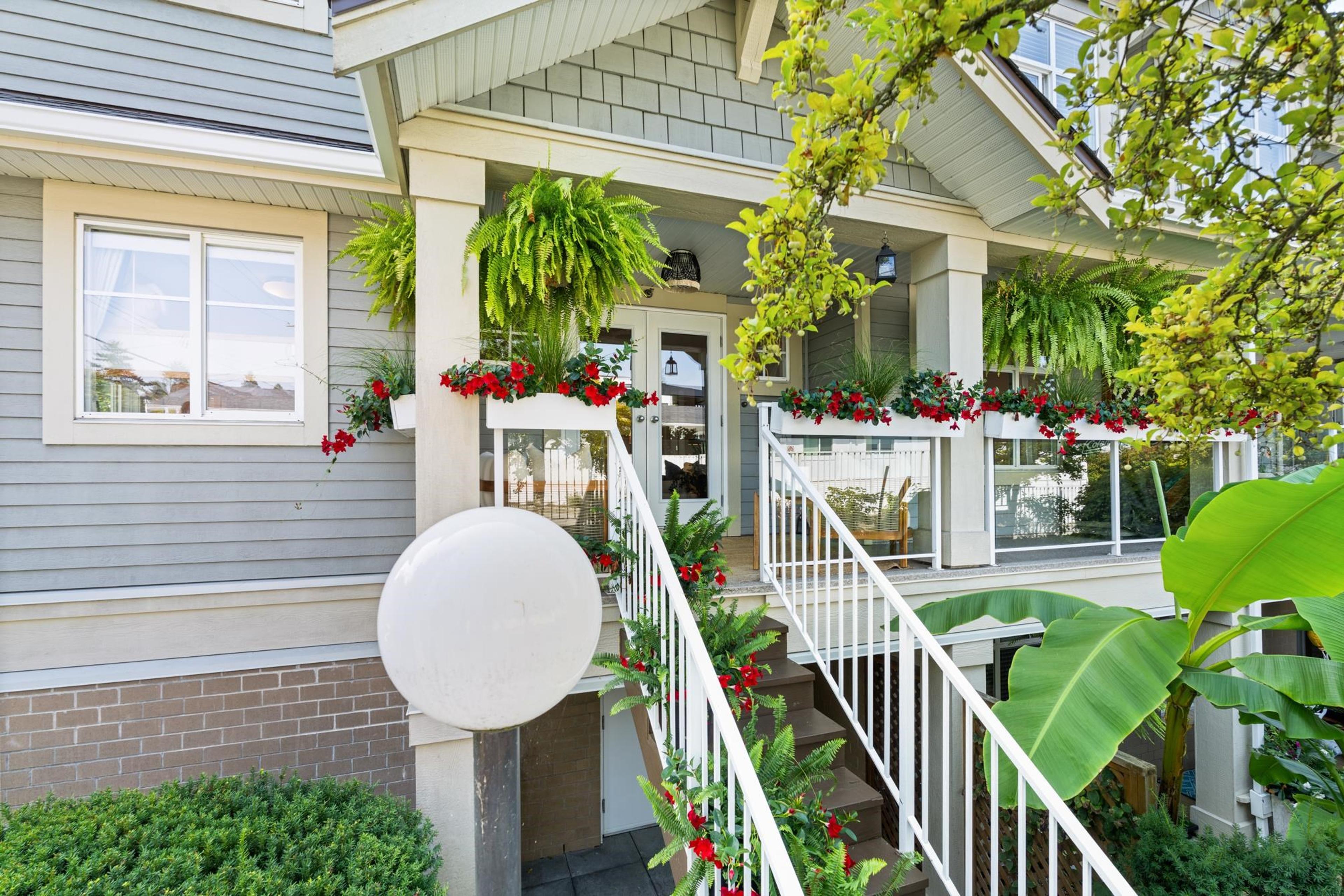 15621 Marine Drive, White Rock - Exteriors - Photo 2