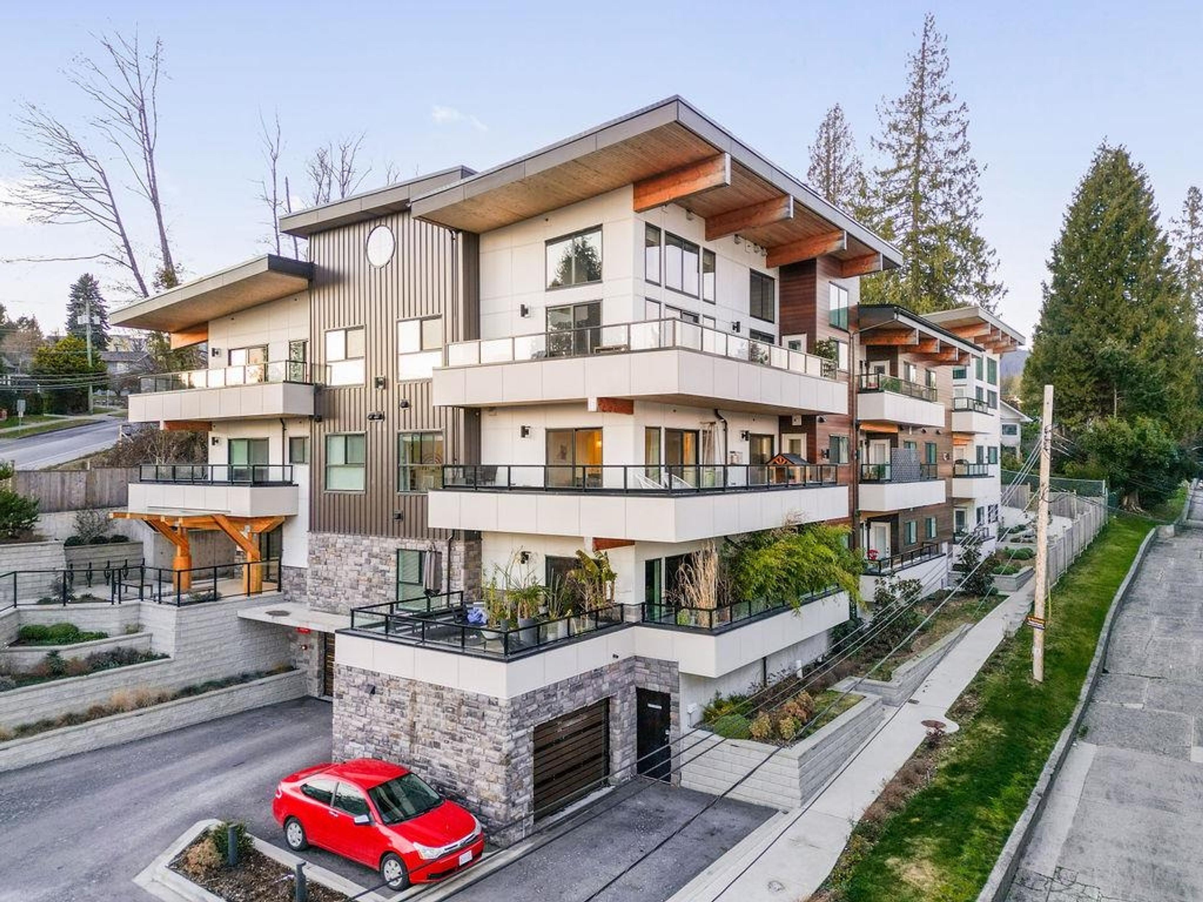 710 School Road, Gibsons - Exteriors - Photo 2