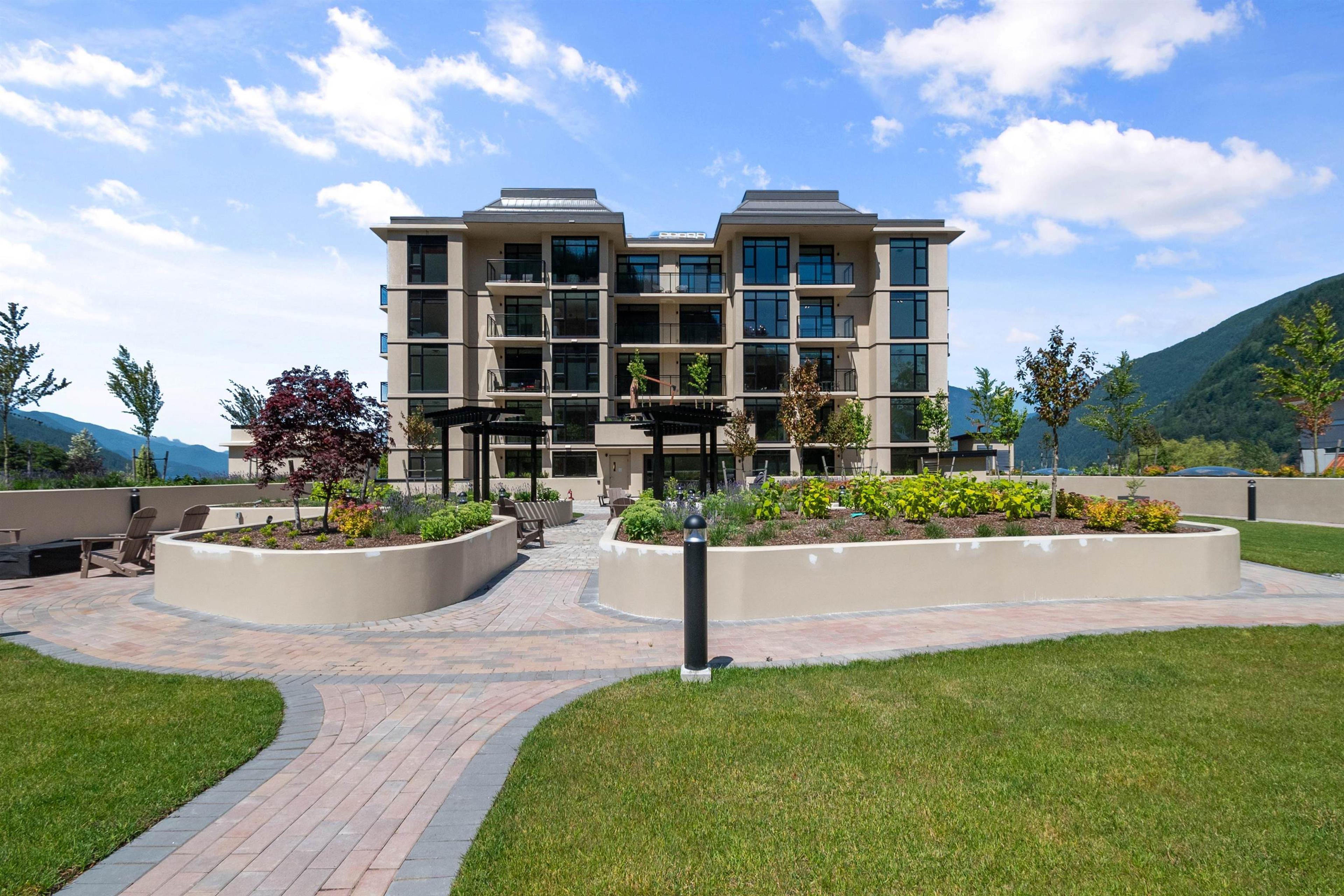 120 Esplanade Avenue, Harrison Hot Springs - Exteriors - Full Complex View - Photo 2