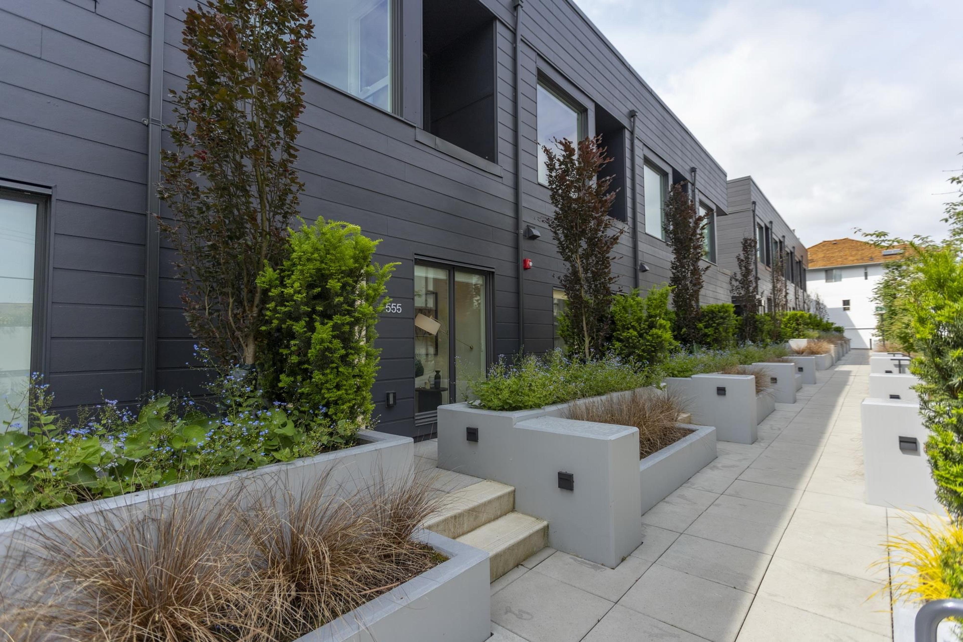 555 W 26th Avenue, Vancouver - Exteriors - Full Complex View - Photo 2