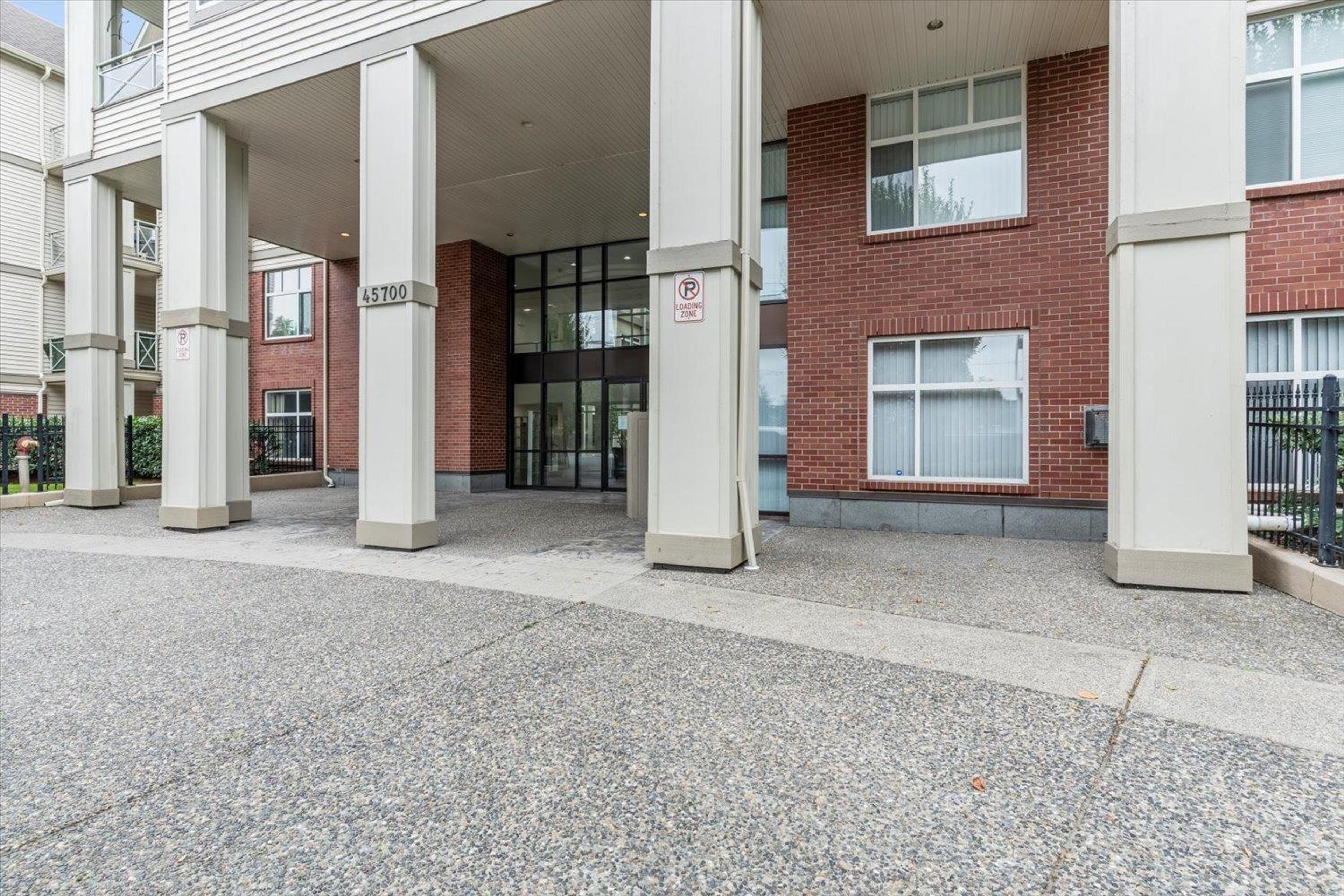 45700 Wellington Avenue, Chilliwack - Exteriors - Photo 6