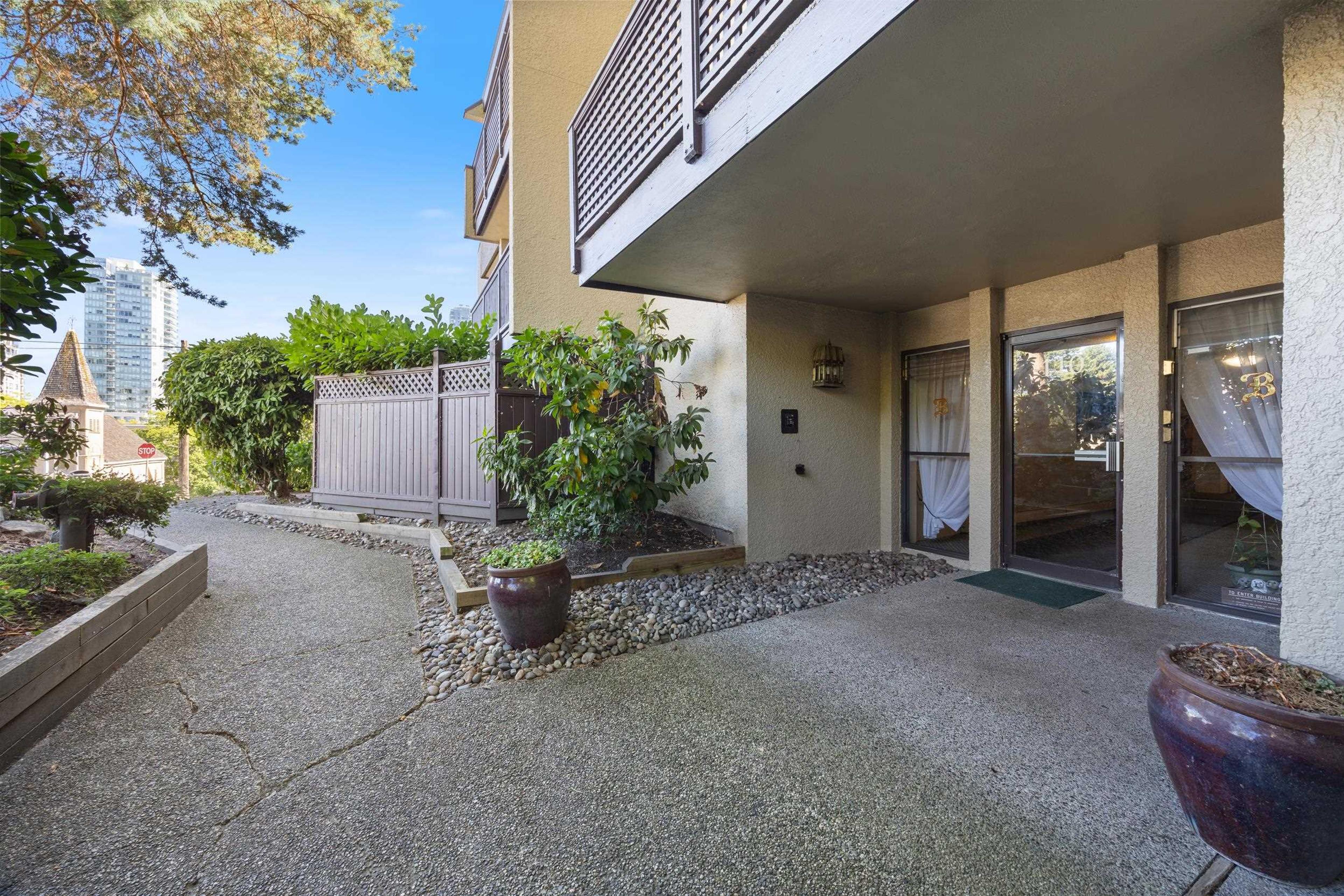 110 Seventh Street, New Westminster - Exteriors - Photo 2