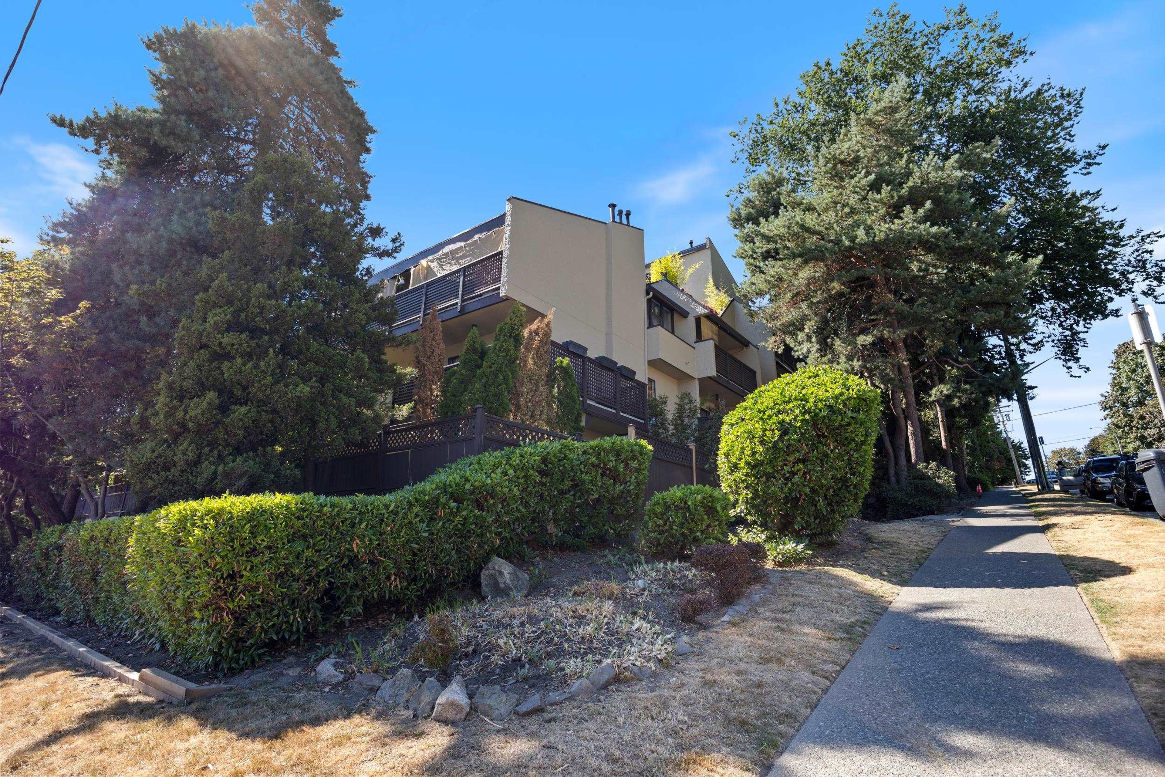 110 Seventh Street, New Westminster - Exteriors - Photo 4