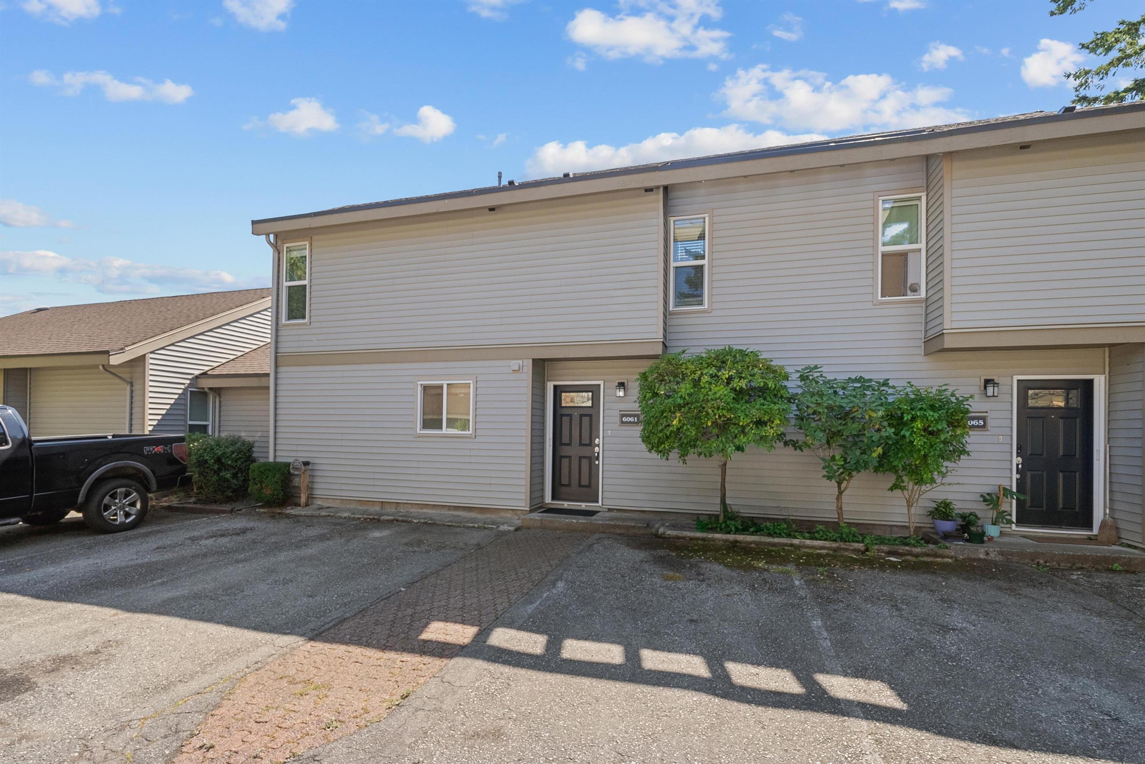 6211 W Greenside Drive, Surrey - Exteriors - Photo 3