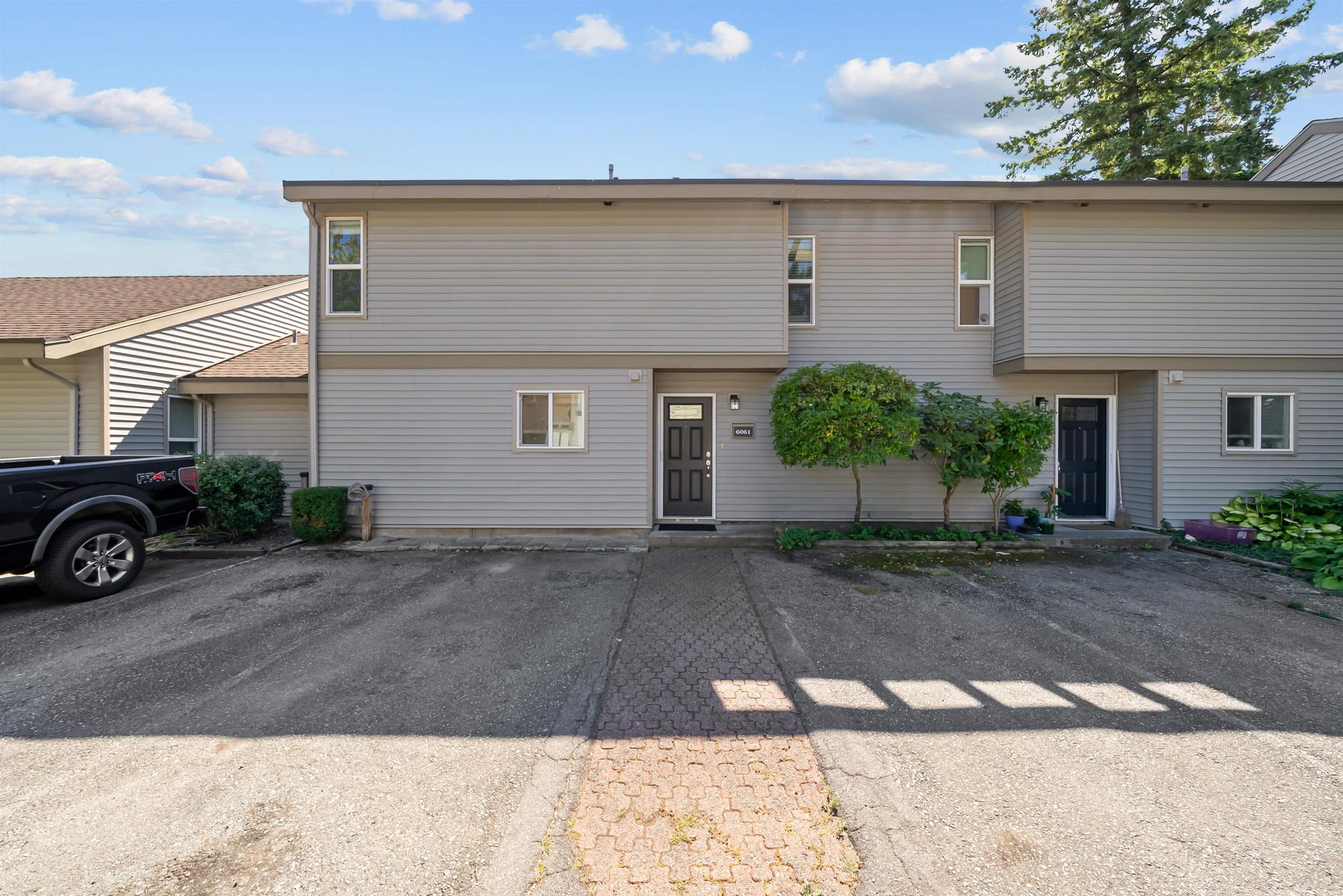 6211 W Greenside Drive, Surrey - Exteriors - Photo 4