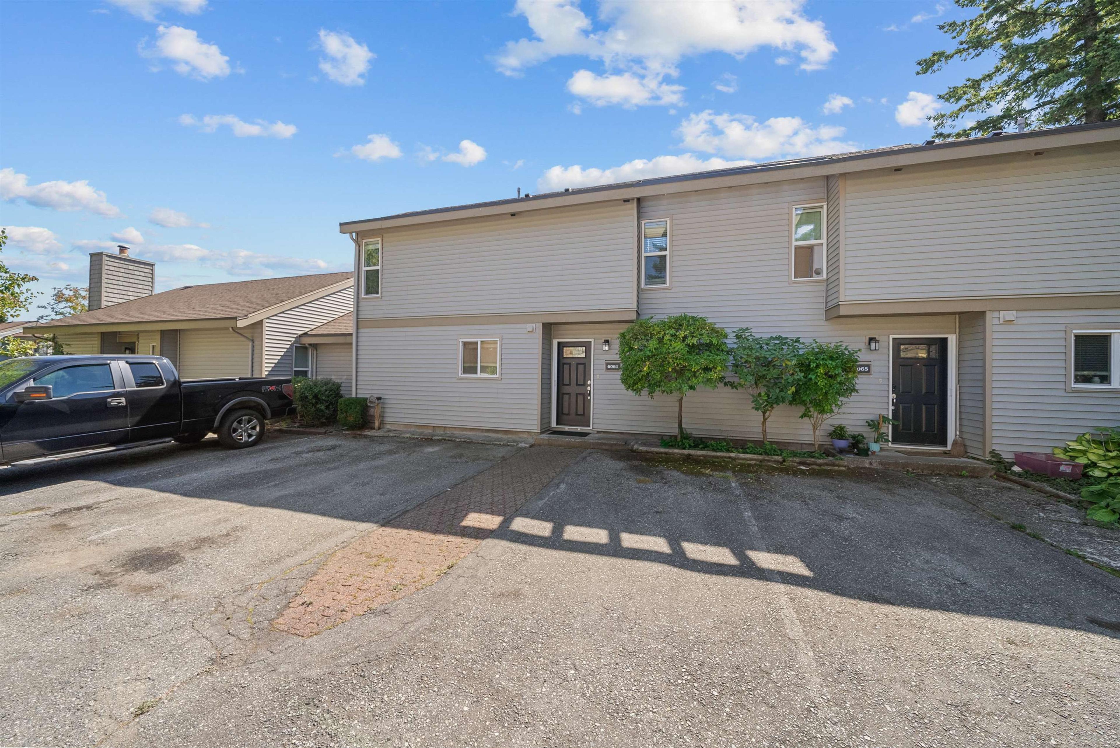 6211 W Greenside Drive, Surrey - Exteriors - Photo 5